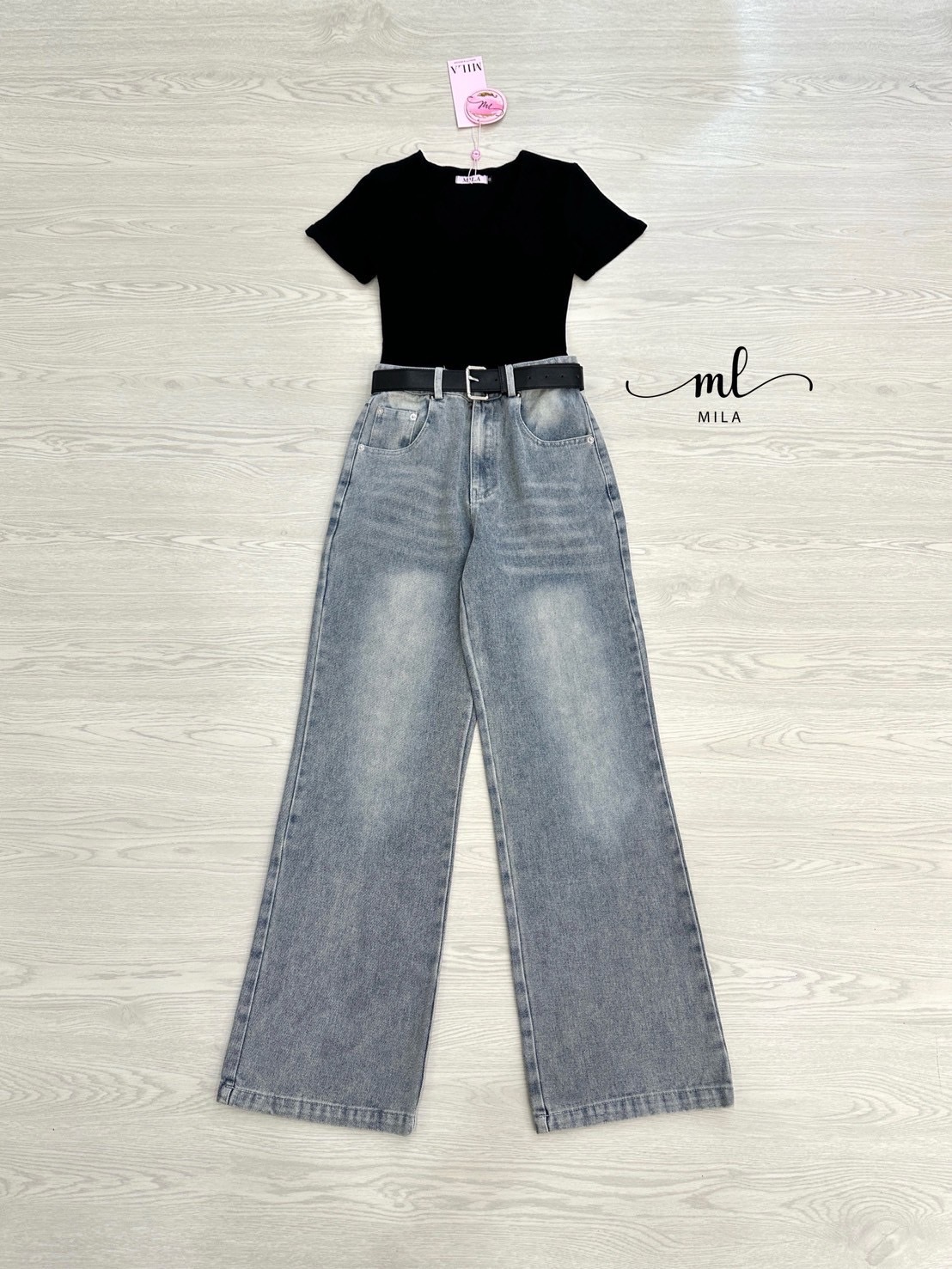 Set 3 ชิ้นลุคคุณหนูสายชิค เสื้อยืดคอวีผ้านุ่มเด้ง สีดำ (มีฟองน้ำ) ใส่แล้วผิวดูผ่อง เนื้อผ้ายืดหยุ่นพอดีตัว ไม่ย้วยง่าย แมตช์กับกางเกงยีนส์สีอ่อนทรงกระบอกใหญ่