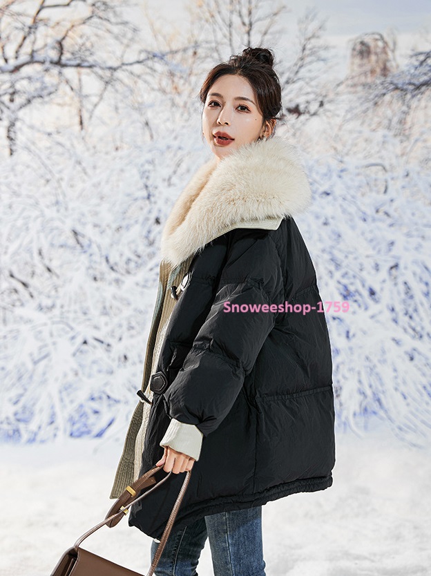 Down Jacket Coat เสื้อกันหนาวของผู้หญิง ทรงโอเวอร์ไซใส่แบบหลวมๆ แต่งปกเฟอร์และกระดุมแบบวินเทจ ผ้าเคลือบสารสะท้อนหยดน้ำ กันหนาว กันลม กันหิมะ ใส่ติดลบได้ดี มี 2 สี
