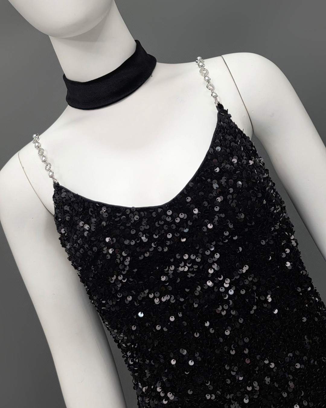 เดรสเสื้อสายเดี่ยว กระโปรงยาวทางเอ ☑️ชุดทำจากผ้ายืดปักเลื่อม ยืดหยุ่น สายทำจากโซ่ประดับมุก ☑️มีซิปซ่อนและซับในอย่างดี