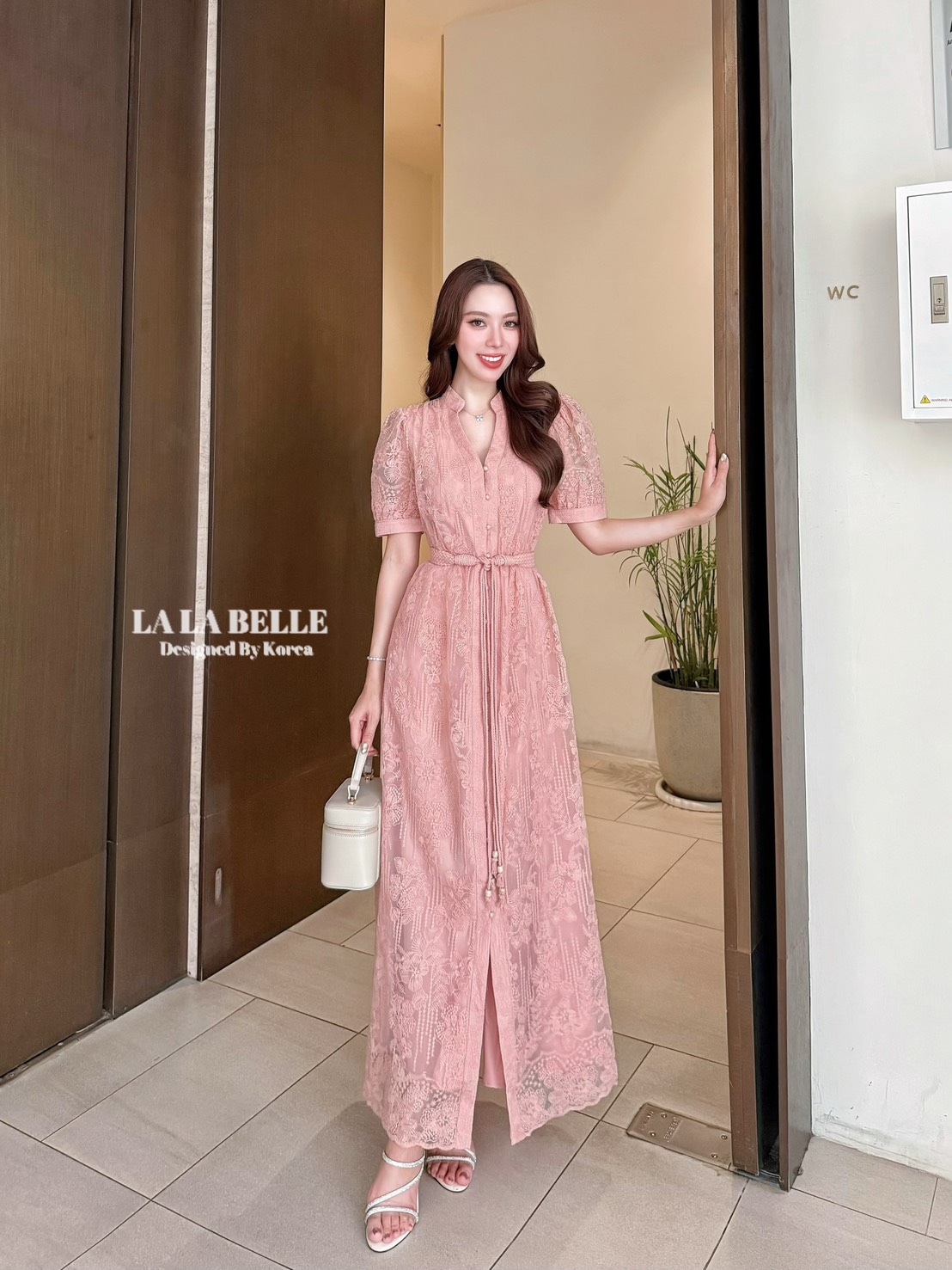 แม็กซี่เดรสลูกไม้ปักทั้งชุด2ชิ้นเดรสคอตั้งกระดุมหน้ายาวมาพร้อมซืปหลังแขนตุ๊กตาซีทูเอวเข้ารูปกระโปรงยาวซับถึงปลายชุดใส่คู่เข็มขัดถักแต่งภู่ๆสวยมากงานคุณภาพเกรดพรีเมี่ยม