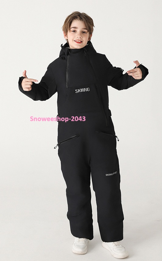หนาวแค่ไหน…ลูกก็สนุกได้เต็มที่ พาลูกไปลุยหิมะ เที่ยวเมืองหนาว หรือเล่นสกี มั่นใจได้ว่าอุ่นสุดๆ + ปลอดภัยจากลมแรงและหิมะ ชุดสกีเด็กบอดี้สูทแบบชิ้นเดียว หนา อบอุ่น กันน้ำ กันลม กันหิมะ ทนต่อการสึกหรอ ลูกวิ่งเล่นหรือหกล้มก็หายห่วง มีฮู้ดคลุมหัว ป้องกันลมหนาว