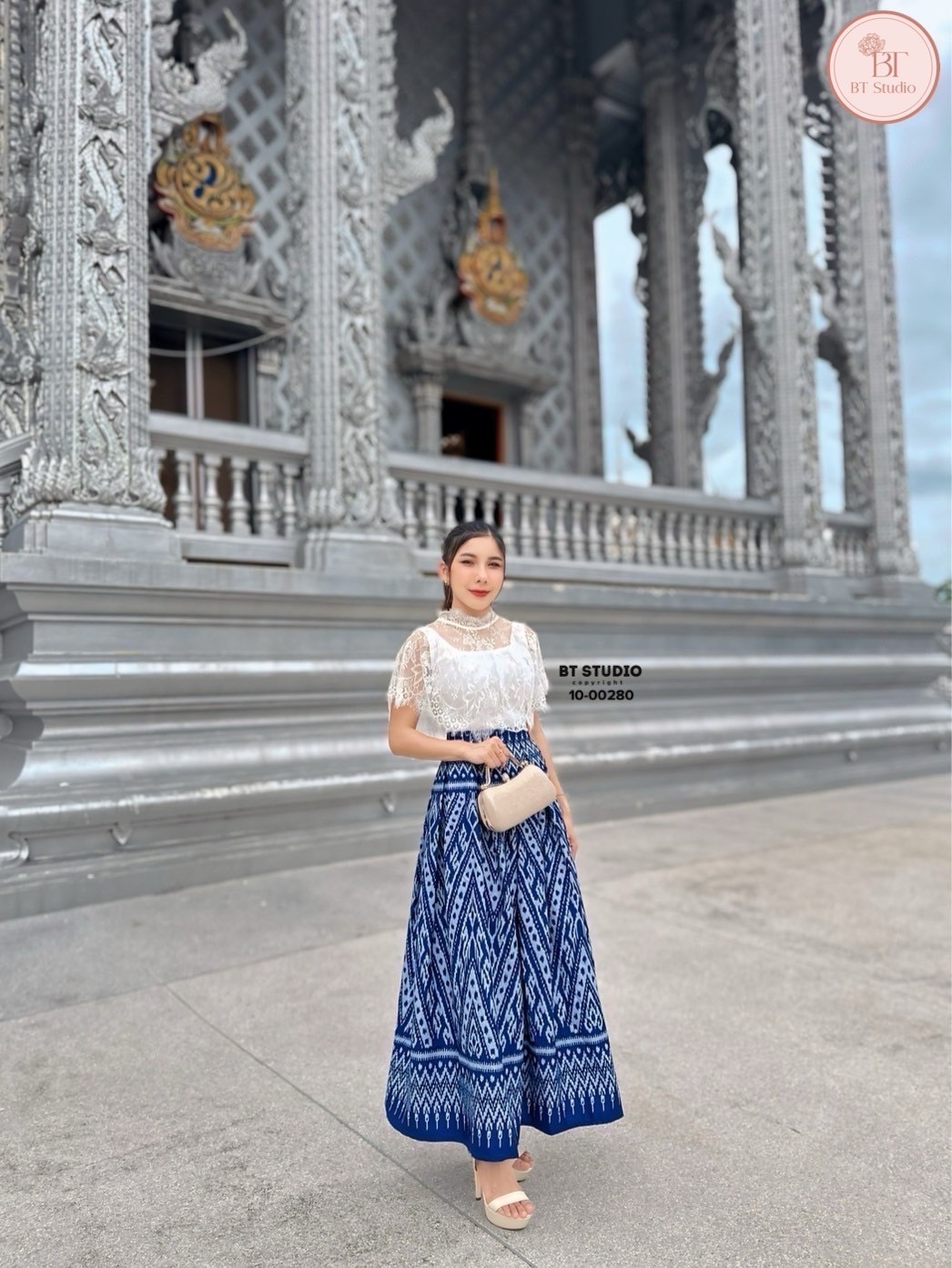 เซท 2 ชิ้น เสื้อลูกไม้ดีเทลแต่งระบายคลุมไหล่ ด้านในมีซับในเสื้อสายเดี่ยวด้านใน แมทซ์กับกระโปรงพิมพ์ลายผ้าไทย งานสวยแมทซ์กันสวย ลัคชูมากกกก #ชุดไทย #ผ้าทอ #งานป้ายบีที #btstudio
