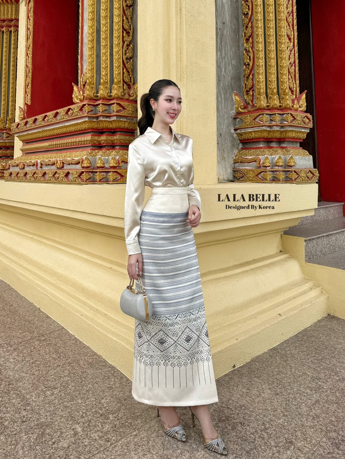 ชุดเซตทำบุญ2ชิ้นเสื้อเชิ้ตผ้าซาตินคอปกกระดุมหน้าแขนยาวใส่คู่ผ้าถุงผ้าพิมพ์ลายป้ายหน้าผ่าหลังมีซับในอัดกาวอย่างดีชุดทำบุญเข้าวัดของเซเลบที่แท้ทรูคุณภาพเกรดพรีเมี่ยม1:1 คัทติ้ง และ แพทเทริน์เป๊ะ ค่ะ น่ารักฝุดๆไปเลยค้ารุ่นนี้มิกซ์กับรองเท้าส้นสูงเครื่องประดั