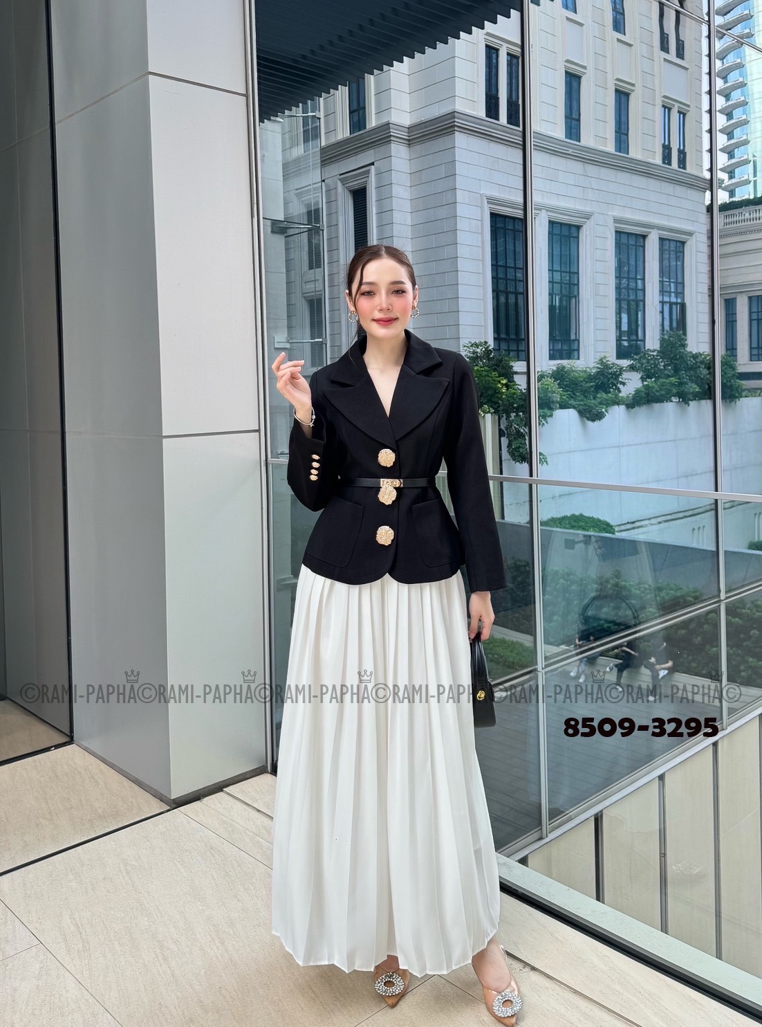 สูท+กระโปรง+เข็มขัด Set.3ชิ้น เสื้อสูทสีดำดีเทลเก๋ กระดุมหน้าสีทองสวยหรูโดดเด่น(กระดุมแป๊ะใช้งานได้จริง ใช้งานง่ายมากค่า) ไหล่เสริมฟองน้ำให้ดูสง่า มีกระเป๋าใช้งานได้จริง ซับในงานสูทอย่างดีทั้งตัว +++มาคู่กับ กระโปรงพลีทขาว มีซับใน ซิปข้าง +++มาคู่กับ พร้อ