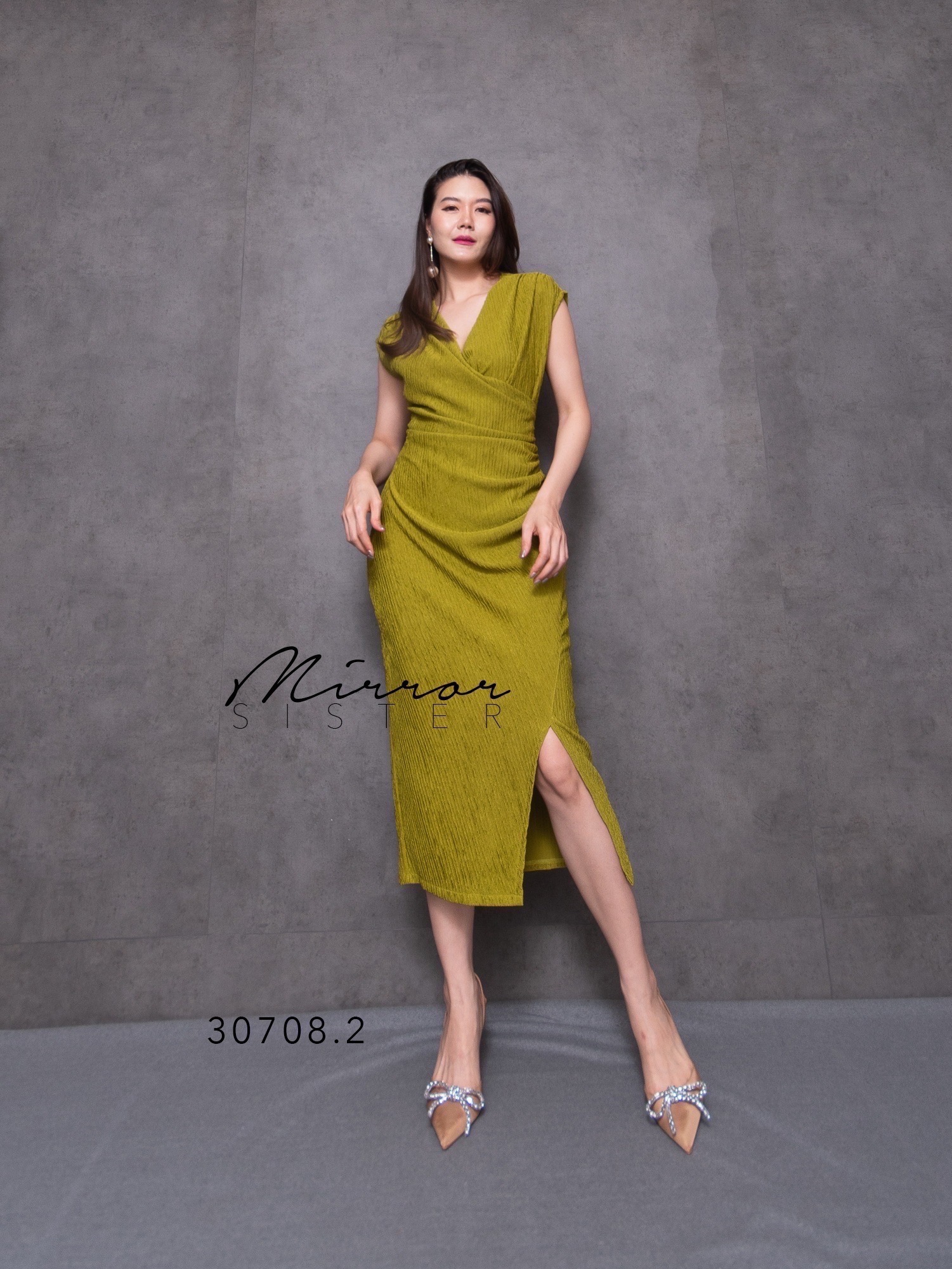 MiRRoRSiSTER's BaMby DReSS•• เดรสตัวยาวทรงงาม ดีไซน์สวยหรู แพทเทรินเป๊ะมากแต่งจับย่นๆอำพรางสัดส่วน!! ใส่แล้วดูผอมเพรียว.. ช่วงบนเป็นเสื้อคอวีไขว้ทับกัน ช่วงล่างเป็นกระโปรงแพทเทรินทรงสอบผ่าหน้า..! เนื้อผ้ามีtextureสวยมีความหนากำลังดี..มีความยืดหยุ่นได