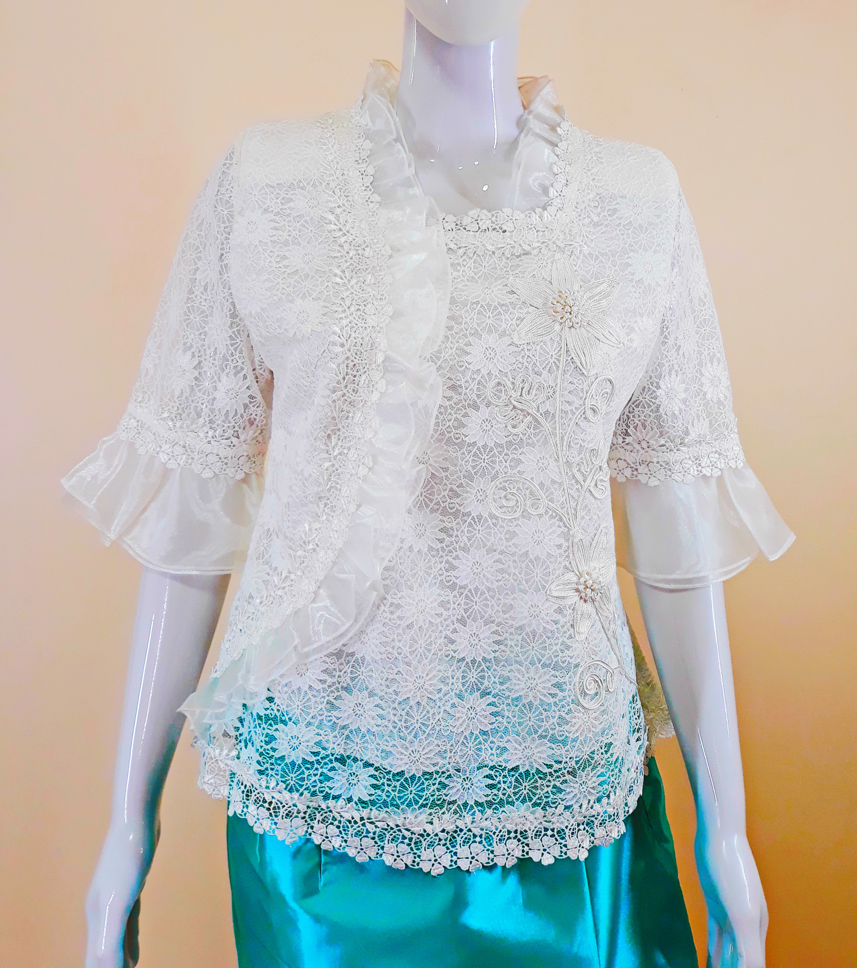 เสื้อลูกไม้ สีขาว สวยหรู ดูดีมีระดับ มีซับในตัว (รอบอก 35-37 นิ้ว/ใส่ได้)