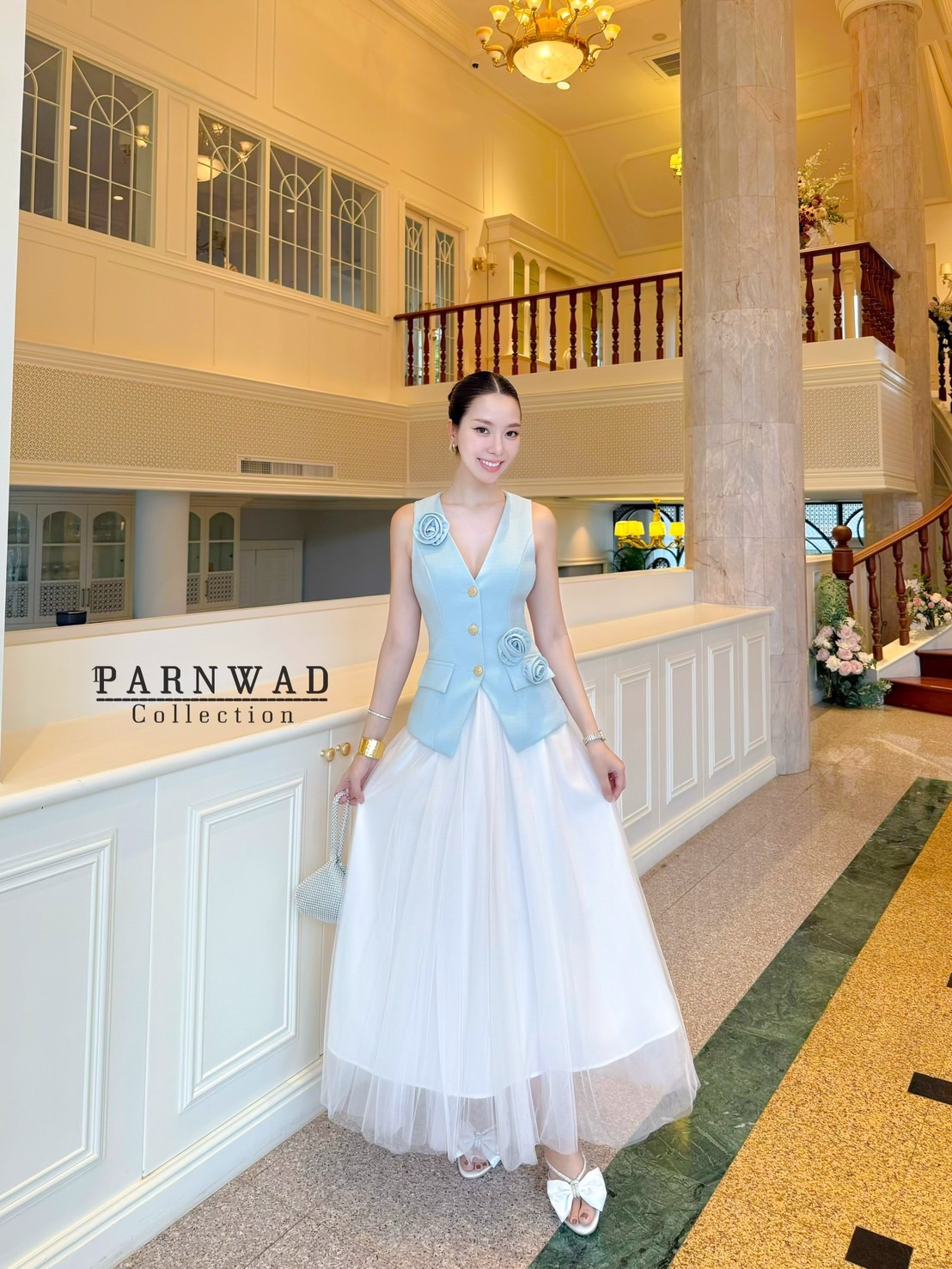 Set เสื้อคอวีแต่งกระดุมทองผ้าทอมีซับในไม่คัน แมทซ์กับกระโปรงผ้ามุ้งสองชั้นซับในสีขาว ประดับด้วยดอกไม้ 3D เป็นเข็มกลัด ติดตรงไหนก็ได้ตามใจชอบเลยน๊าาา ราคาดีมากกก #parnwadcollection #ชุดงานบุญ #ชุดไทย #ชุดไปวัด #งานตามหา