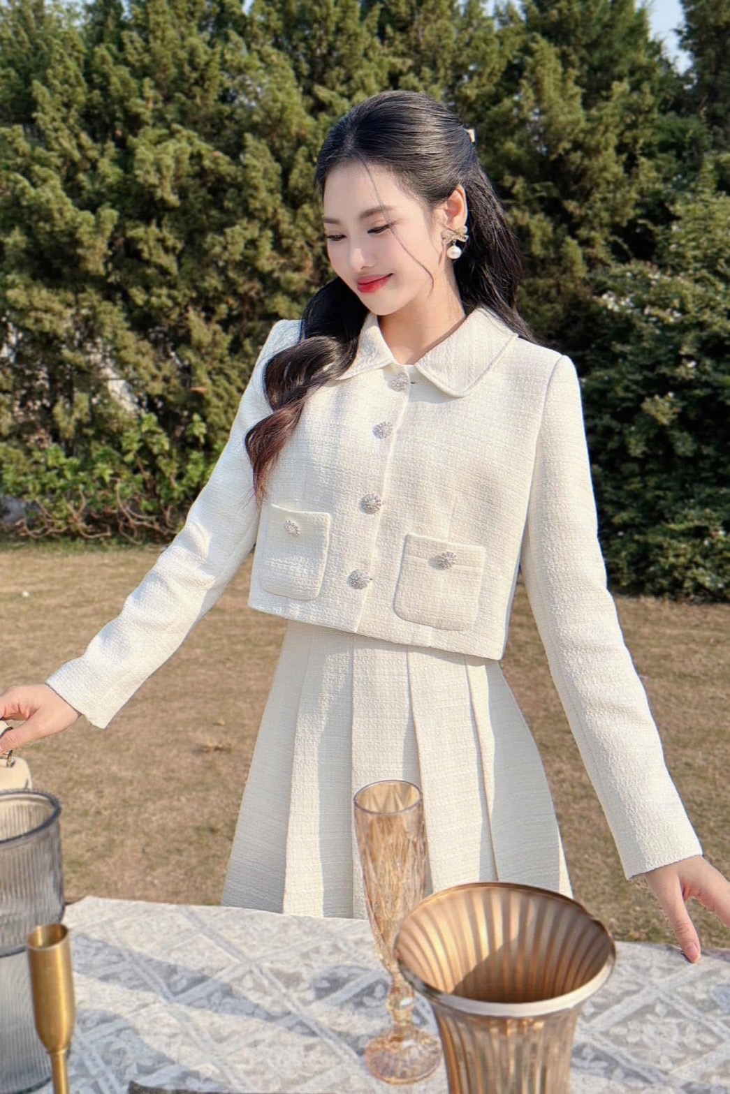 Set 2 ชิ้นสีขาว ผ้าทอทสีตผสมดิ้นเงิน ตัวเสื้อคอปกแขนยาวมีกระดุมเพชรด้านหน้าเสื้อตัวสั้นทรงพอดีตัวแต่งกระเป๋าเล็กๆ2ข้างล้วงได้ มาพร้อมกับกระโปรงยาวดีเทลจับ Color :: ตามภาพวางพื้น