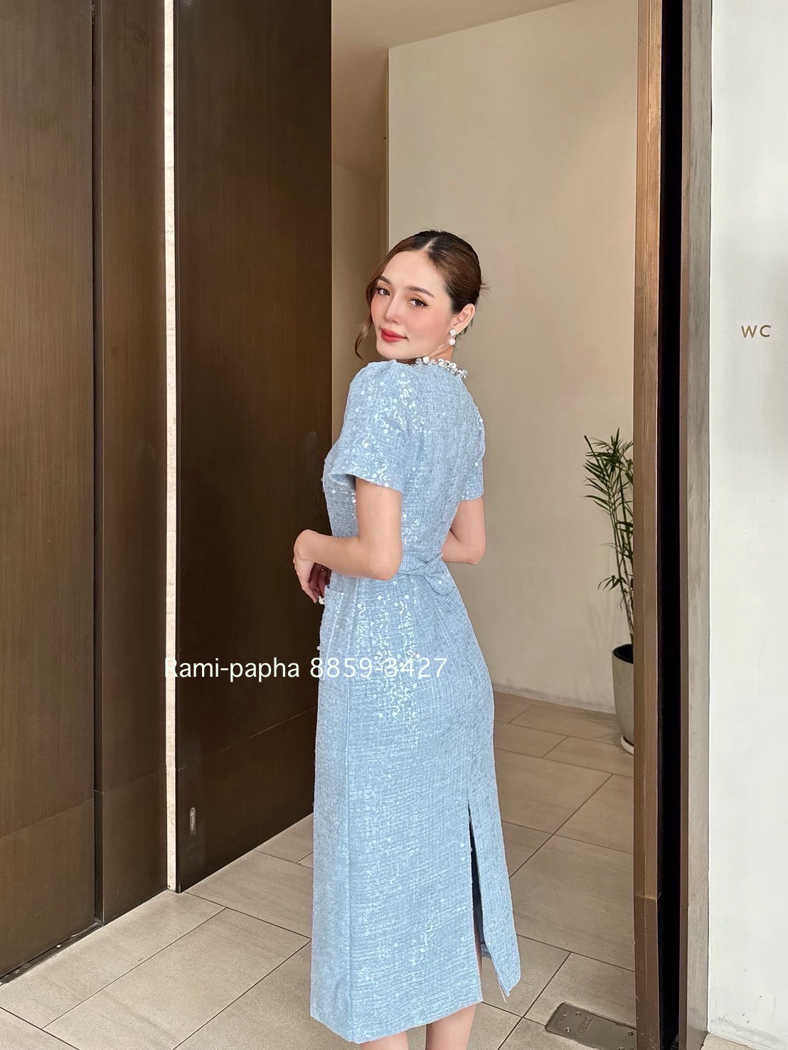 Label :: RAMI-PAPHA(รมิปภา) เดรสตัวยาวเนื้อผ้าทวีตปักwinkสวยหรูโดดเด่น ยิ่งโดนแสงยิ่งสวย winkปักสลับเล็กใหญ่แน่นๆสวยมากก ดีเทลแต่งอะไหล่คอสวยหรูโดดเด่น มีฟองน้ำจัดให้ทรงสวย กระเป๋าหน้าใช้งานได้จริง แต่งกระดุมมุกล้อมเพรชสีเงิน ชายกระโปรงด้านหลังผ่าขึ้น ซับ
