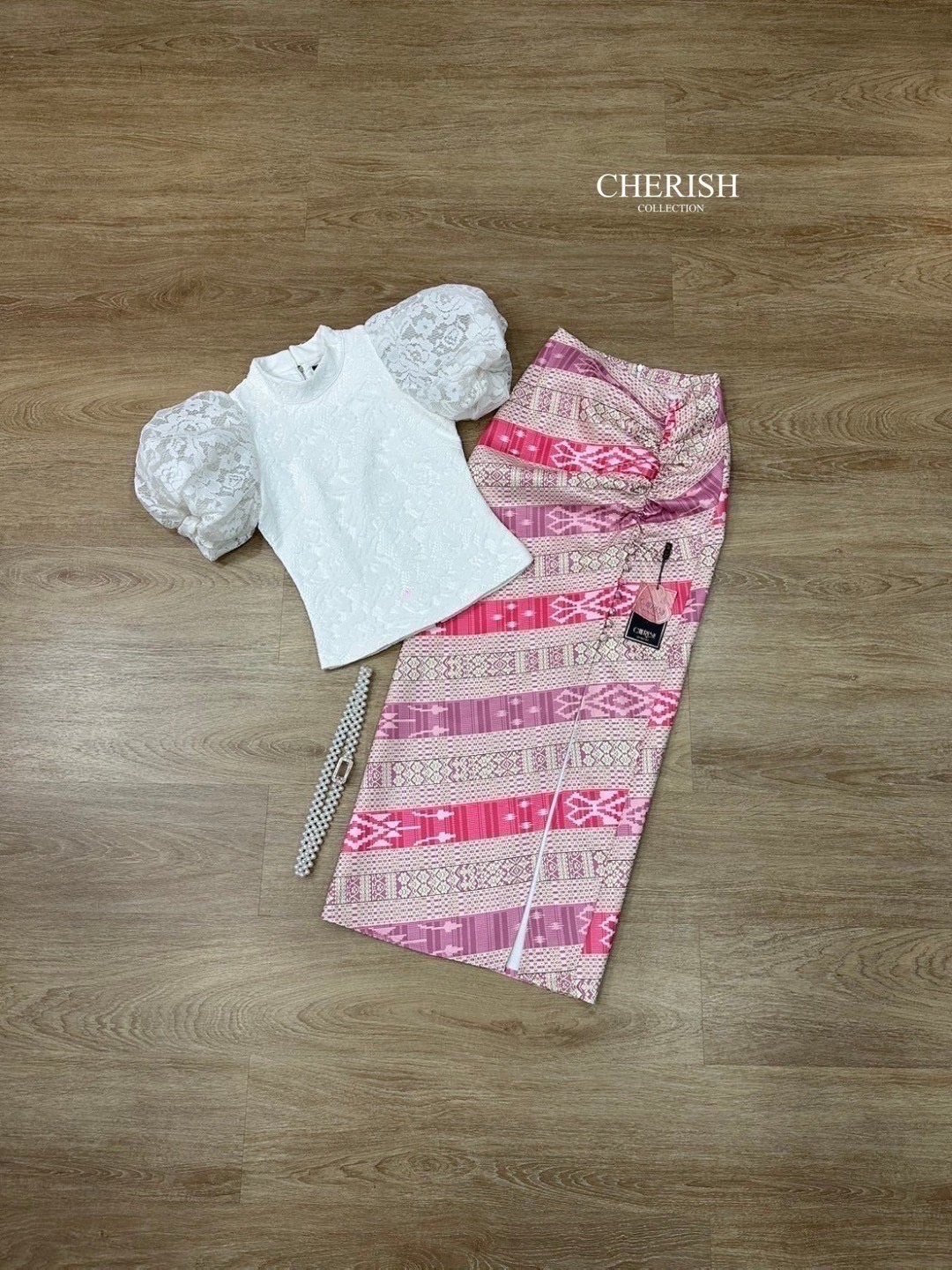 ชุดไทย Set 3 ชิ้น ตัวเสื้อลูกไม้คอปีน แขนตุ๊กตาฟูฟ่องแบบเก๋ มาพร้อมซับในทั้งตัว ตัวผ้าถุงพิมพ์ลายไทยพับจีบหน้าผ่าข้างช่วยทำให้ขาดูเรียวยาว แถมเข็มขัด สวยงามอย่างไทย ใครใส่ก็ไม่เฉย ต้องจัดสักชุดนะคะ