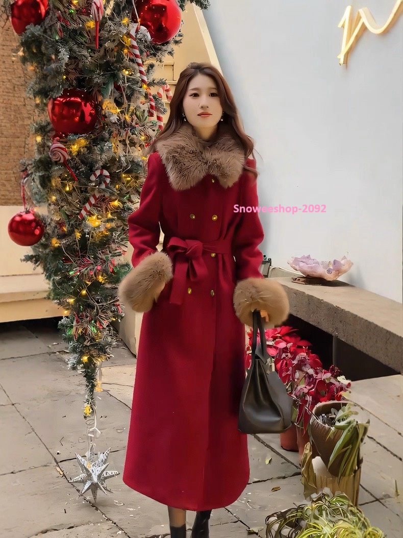 โค้ทตัวนี้คือ ตัวแม่ประจำฤดูหนาว เก็บลุคหรูได้แบบไม่ต้องพยายามเยอะ ปกขนเฟอร์ + ขนปลายแขนแบบฟูๆ แต่งลายสวย หรูมีคลาส ซับในหนา อบอุ่นมาก ใส่ติดลบได้จริง เดินในหิมะก็ยังสวยแบบมีประกาย