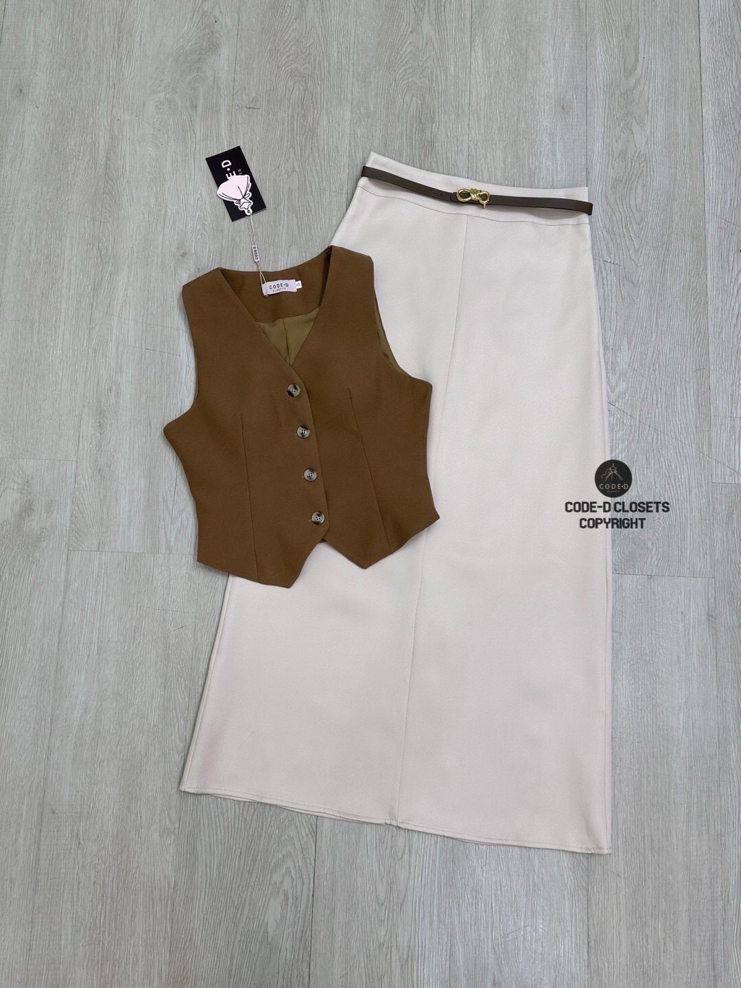 Set 2 ชิ้น เสื้อกั๊กคอวีแขนกุด สีน้ำตาล แต่งกระดุมหน้าใช้งานได้จริง อกเสริมฟองน้ำทรงสวยใส่สบาย มาพร้อมกับกระโปรงยาวทรงสีครีม มีกระเป๋า2ข้างเก๋ๆ (มีซิปหลัง)ทรงสอบดีไซน์ผ่าหลังเก๋ๆ และมาคู่เข็มขัดสีน้ำตาลหัวทองใส่แม๊ทช์ครบเซตสวยจึ้งมากแม่ เนื้อผ้าดี เย็บซับ