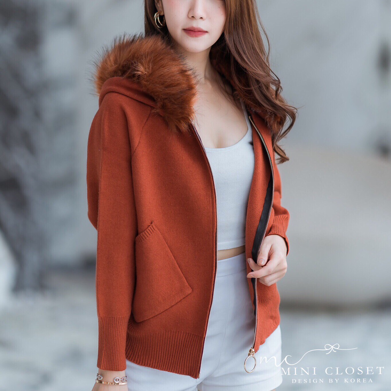 เสื้อกันหนาว ต้องมีติดซักตัว คือเฟอร์ถอดออกได้ ขนแน่นๆนุ่มๆมีฮู้ด เป๋าข้าง #บอกเลยห้ามพลาดค่ะ