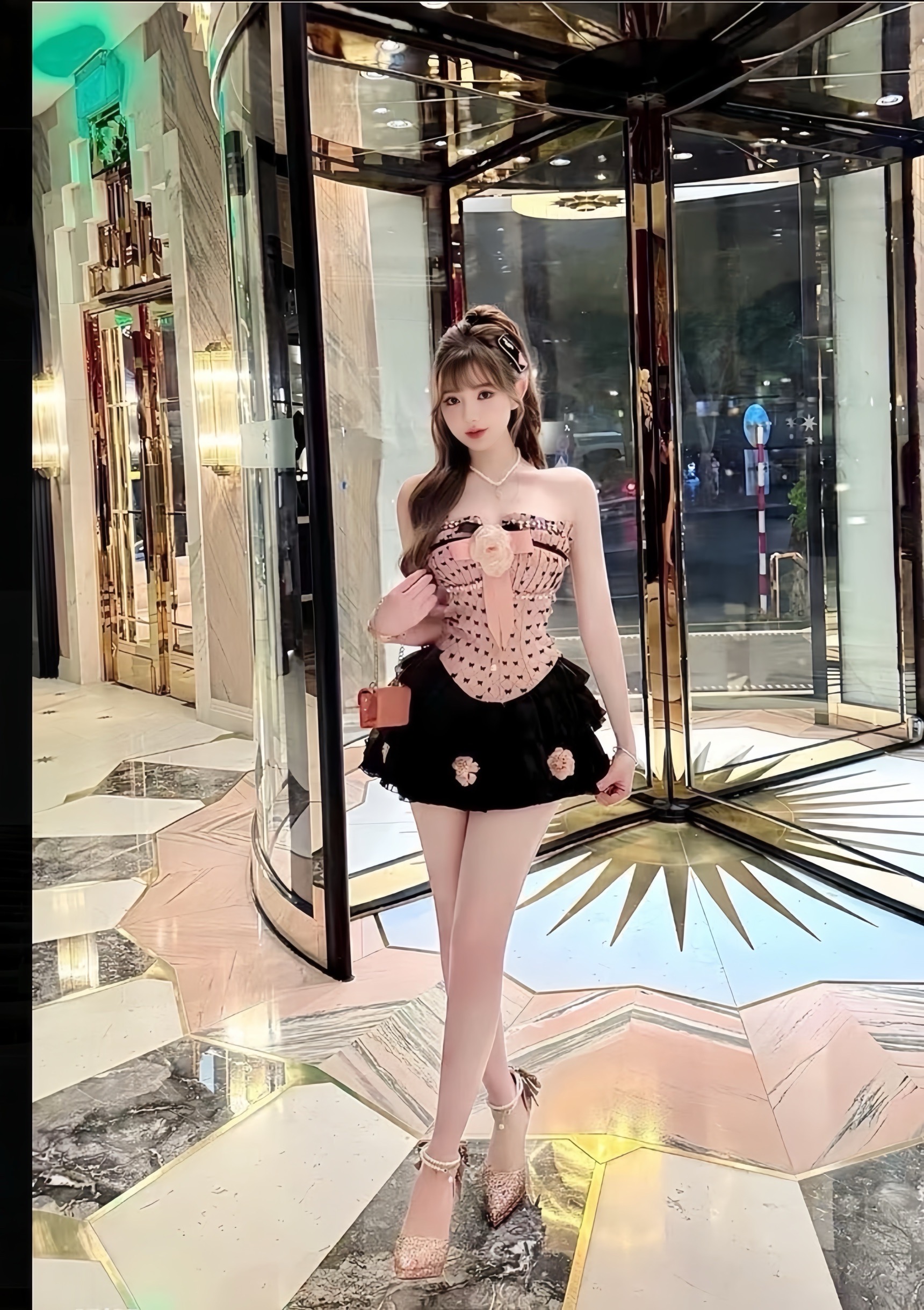 ชุดเซต2 ชิ้น เสื้อเกาะอก+กระโปรง มีซับในกางเกง ตัวเสื้อแต่งอะไหล่เพชรด้านหน้าตัวโบว์สีชมพูติดด้านหน้าเป็นเข็มกัดถอดแยกชิ้นได้และอะไหล่กระโปรงดอกไม้เป็นเข็มขัดถอดแยกชิ้นได้ตัวเสื้อหน้าอกเสริมฟองน้ำมีกันลื่นรอบตัวรุ่นนี้ผ้าดีมากค่ะ