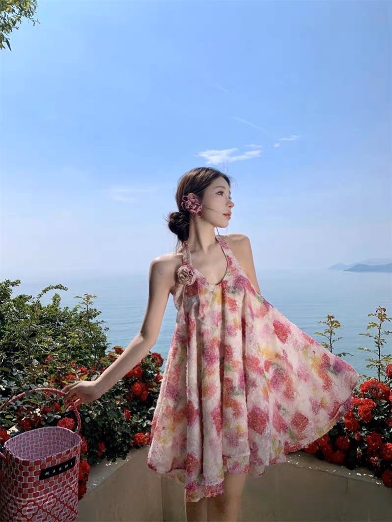 มินิเดรสสายเดี่ยวคล้องคอ ดีเทลเนื้อผ้าพิมพ์ลายสวยสด แต่งขนฟูนุ่มๆมีซับในอย่างดีค่ะ