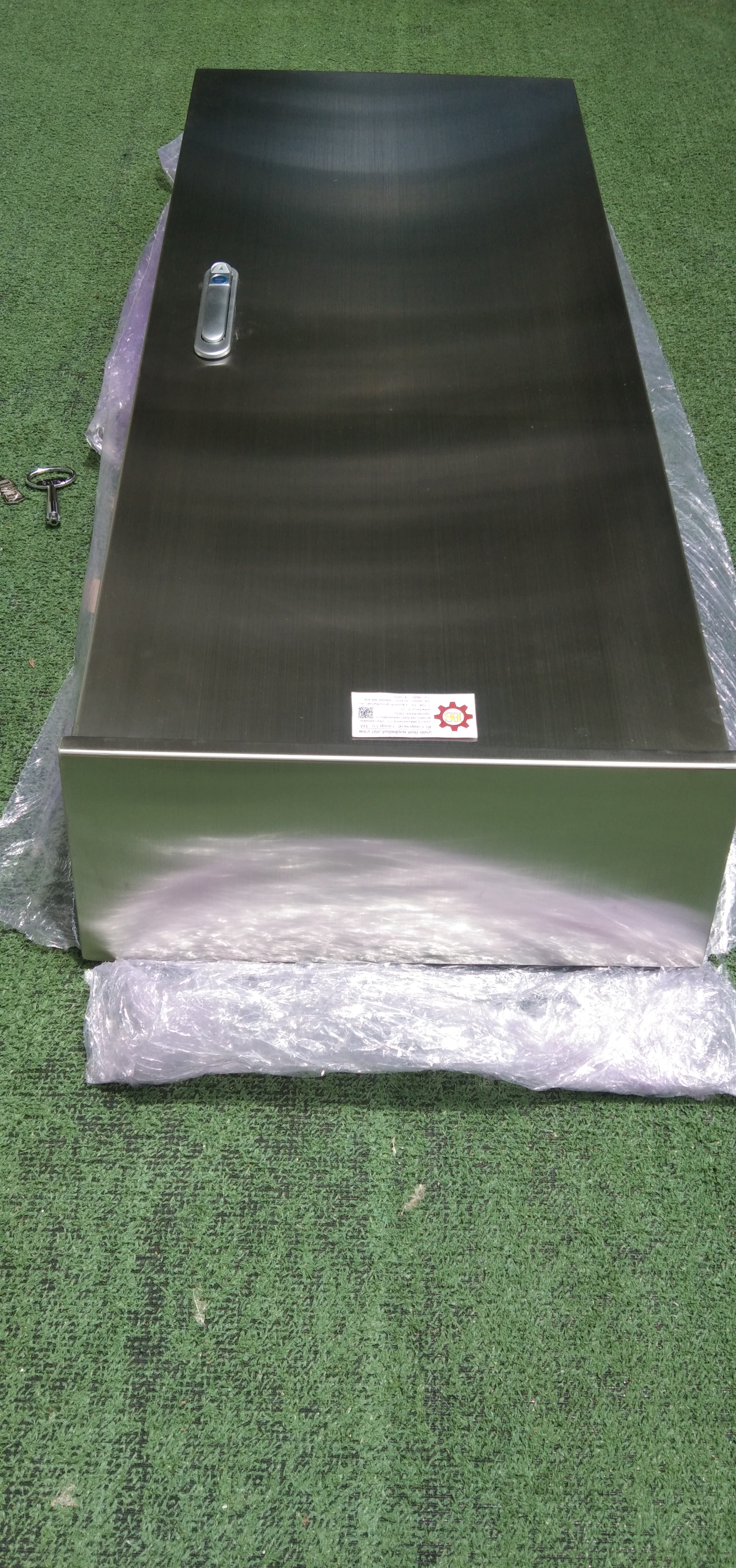 LOAD CENTER 250A ตู้สแตนเลส 304 มีหลังคาสโลป W450xH1050xD152mm. (42ช่อง)