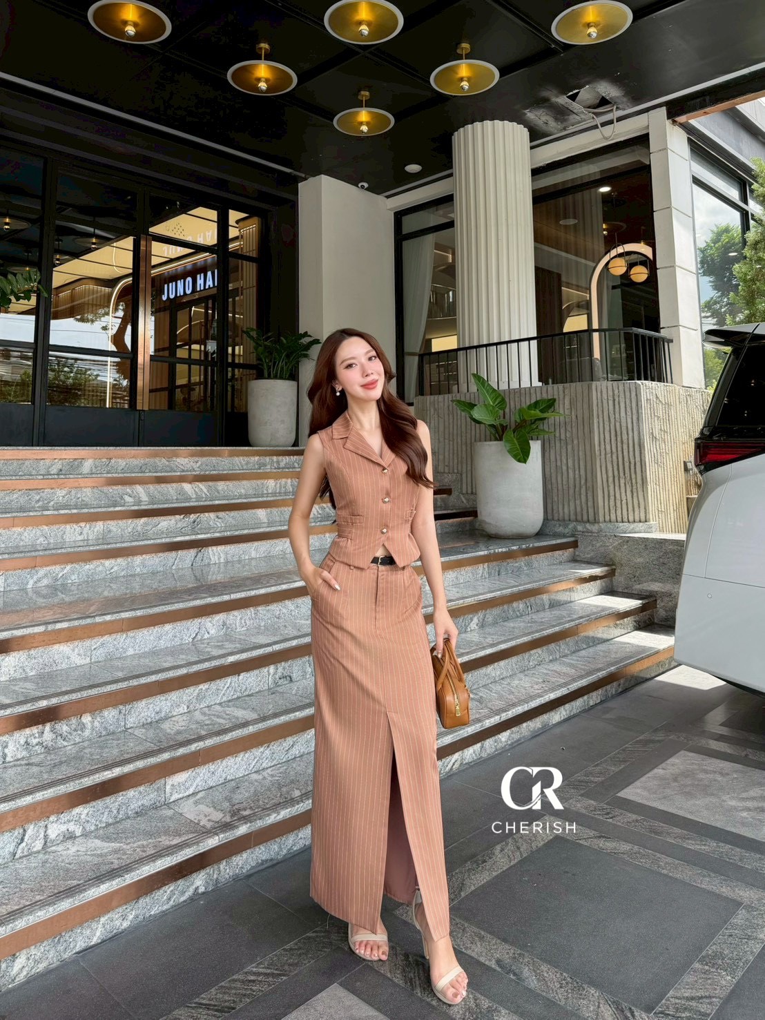 ชุดเซ็ท 3 ชิ้น เสื้อ+กระโปรง+เข็มขัด ตัวเสื้อกั๊กลายริ้ว แขนกุดคอวี แต่งกระเป๋าหลอก 2 ข้าง กระดุมทอง ช่วงเอว มีสายผูกเอวสามารถทำเป็นโบว์เล็กๆน่ารักได้ มาพร้อม