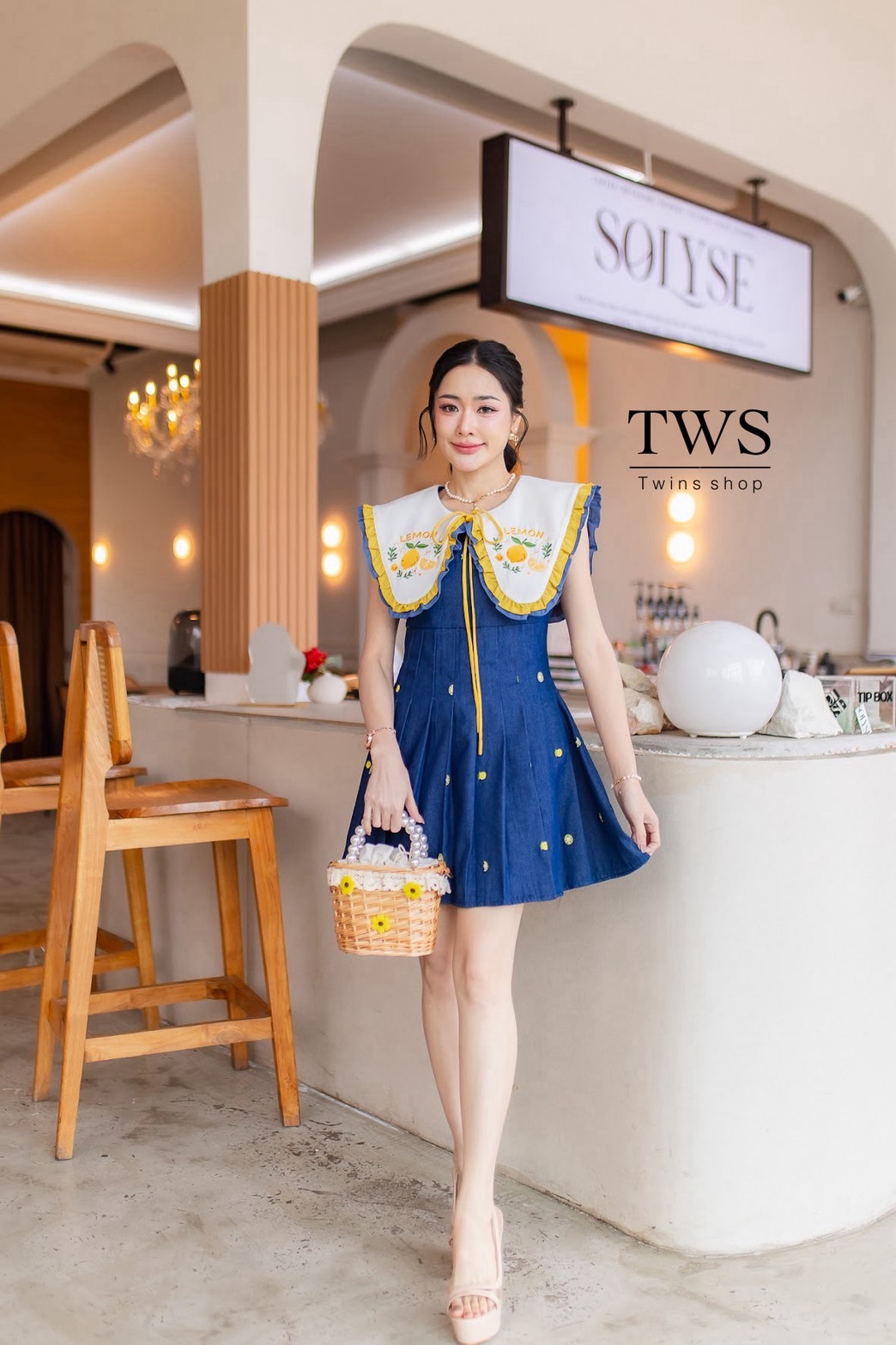 เดรสยีนส์แต่งจีบกระโปรงด้านหน้า มีซับกางเกงในตัวใส่สบาย คอปกใหญ่ปักลายเลมอนน่ารักขอบระบายสีเหลือง เพิ่มดีเทลเชือกผูกหน้าและแต่งเลมอนปักเล็กๆ กระจายทั่วชุด