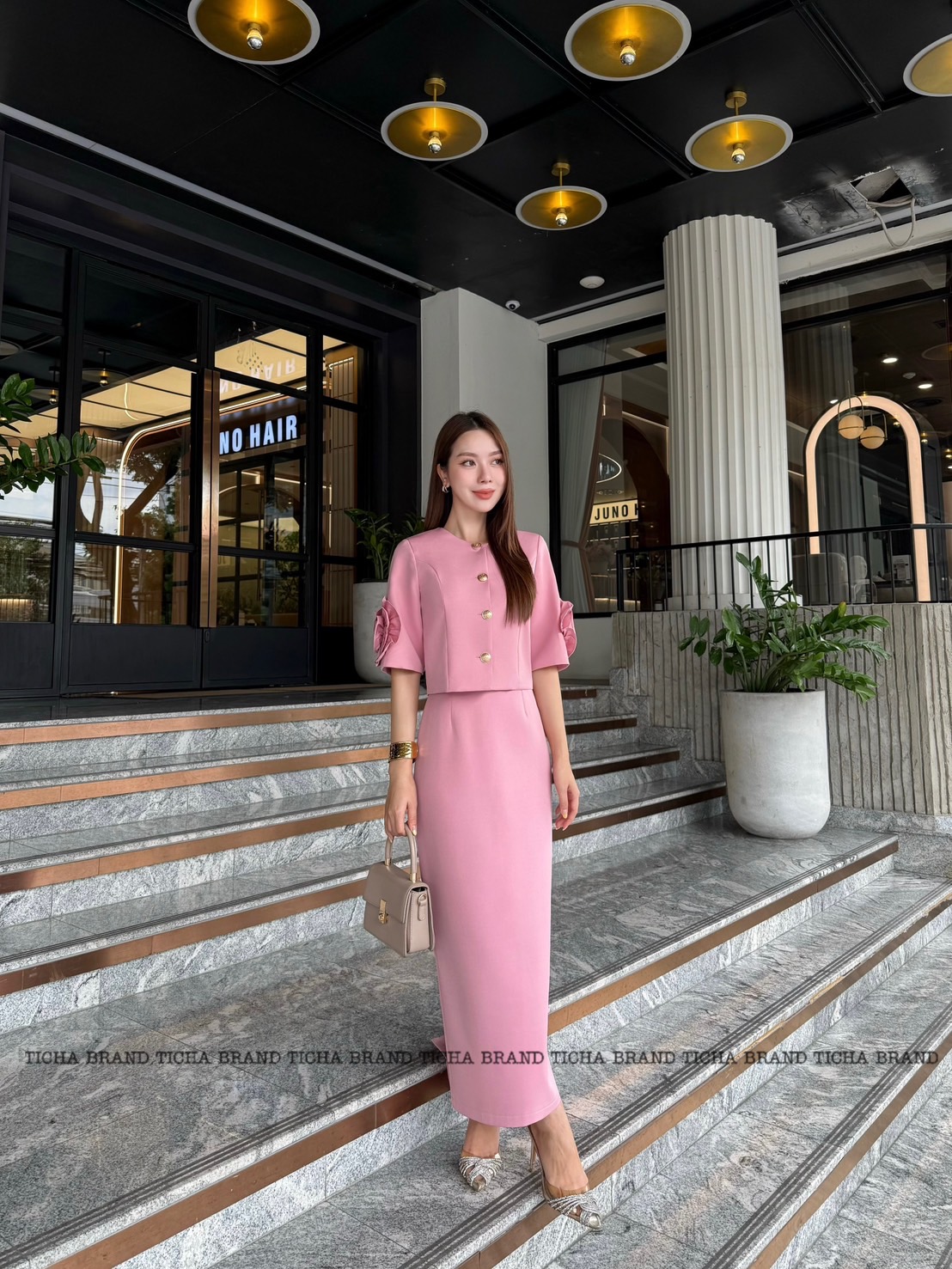 Set 2 ชิ้น เสื้อเบเชอร์ กระดุมหน้าสีชมพูแขน3ส่วน ดีเทลช่วงแขนทั้งสองข้างแต่งดอกกุหลาบ ช่วงอกและหัวไหล่ เสริมฟองน้ำ แมทซ์กับกระโปรงยาว ทรงสอบสีเดียวกัน แต่งผ่าหลังยาว มีชับใน ซิปหลัง งานสวย เนื้อผ้าดี คัตติ๊งเป๊ะคะ