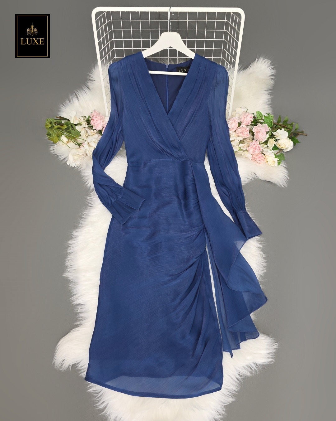 Silky Wrap Neck Long Sleeve Dress Label : LUXE ☑️เดรสเสื้อคอวีป้าย แขนยาว กระโปรงป้ายจับเดรป แต่งชายระบาย ☑️ทำจากผ้าไหมเครปญี่ปุ่น เนื้อนุ่ม มีประกาย เล่นแสงแวววาว ☑️มีซิปซ่อนและซับในเต็มตัว