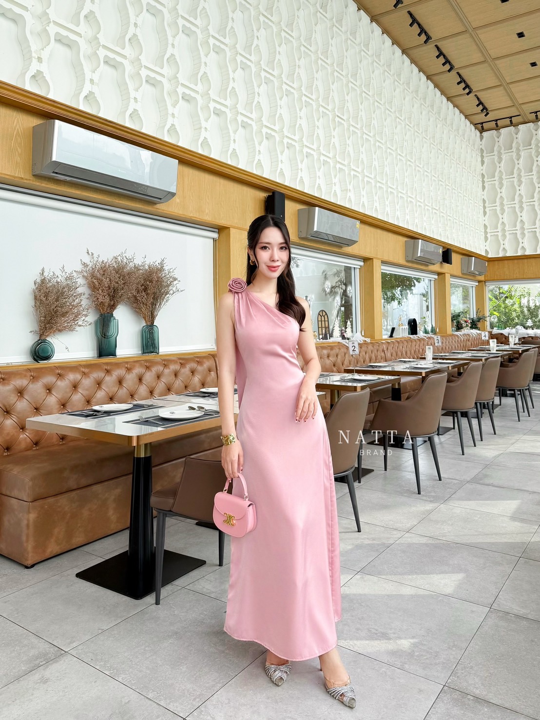 ชุดเดรสยาวปาดไหล่ข้างเดียว แต่งดีเทลเก๋ งานผ้าสีชมพูใส่แล้วขับผิวมาก มีเข็มกลัดดอกไม้ให้มากับชุด มีผ้าซับในอย่างดีไม่บางแน่นอน ใส่แล้วหุ่นเพียวมาก งานจริงสวยมากแนะนำค่าา