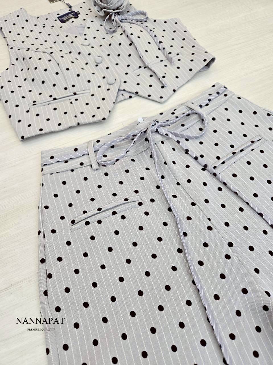 ชุดเซ็ท TAG :: NANNAPAT (NP) งานผ้าสูทสูทลายทาง พิมพ์จุดดำนูนๆ เสื้อทรงเก๋ ดอกไม้สามารถถอดได้นะค กางเกงก็ทรงสวยสับมาก
