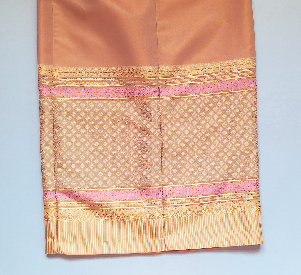 ผ้าถุงไหมสำเร็จรูป (สีชาอ่อน-รอบเอว 28 นิ้ว) งานตัดเย็บประณีต อัดผ้ากาวตามสีของผ้าถุง เนื้องานดีเกรด A