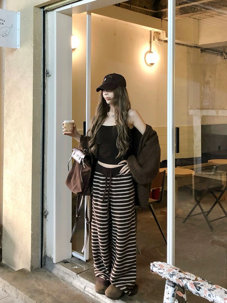 Set 3 pcs เสื้อสายเดี่ยว+เสื้อคลุม+กางเกงขายาว ✔ เสื้อสายเดี่ยวมีฟองน้ำ สายรูดปรับได้ มาพร้อมเสื้อคลุมไหมพรมแขนยาว ✔ กางเกงขายาวเอวยางยืดทรงขากระบอกลายทาง ผ้าไหมพรมนิ่ม ยืดได้เยอะ