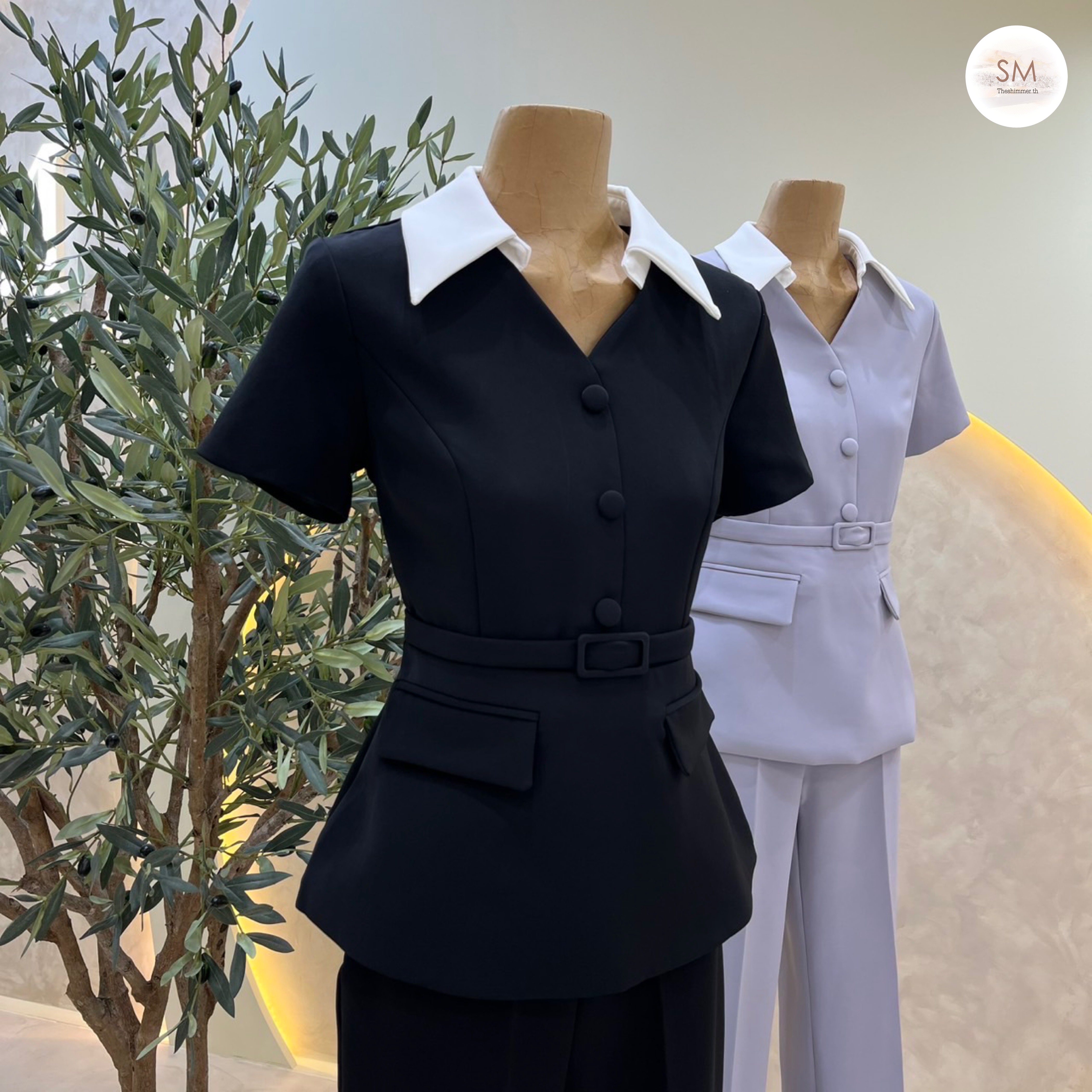 SET เสื้อคอวีปกเชิ้ตขาวแต่งกระดุมและเข็มขัดแพทเทิร์นสวยเข้ารูปงานซิปหลัง แมทช์คู่กับกางเกงขายาวทรงกระบอกเล็ก เนื้อผ้าโพลีเอสเตอร์ ให้ลุคสวยแกรมในทุกครั้งที่สวมใส่