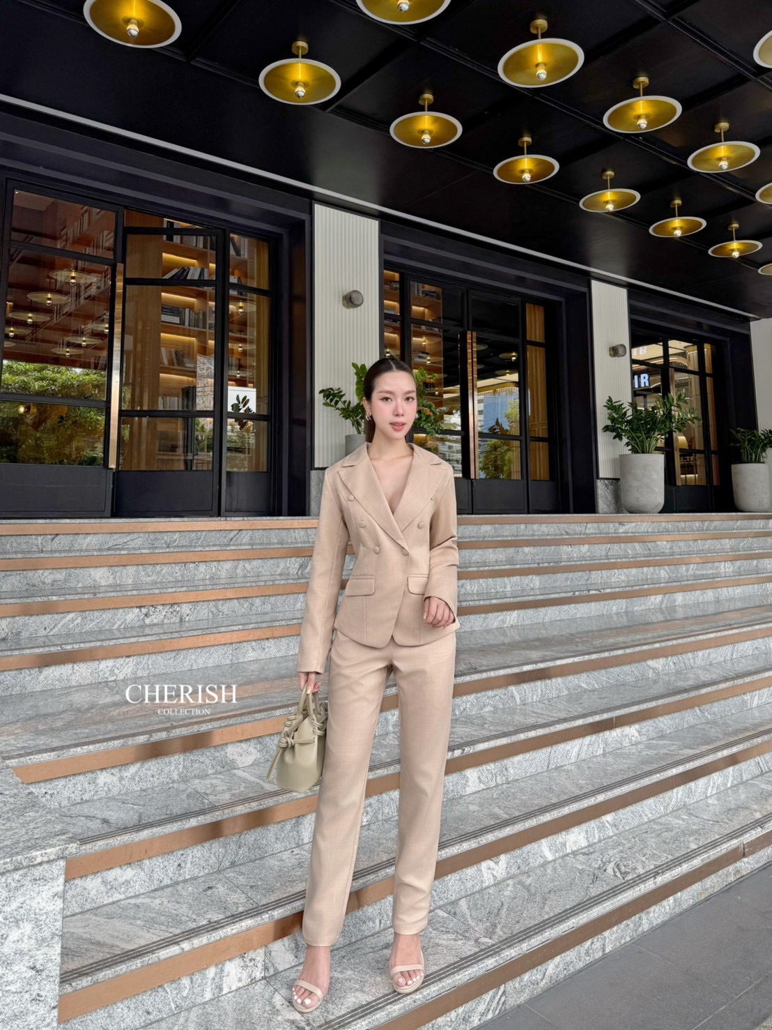 Setsuit เสื้อ+กางเกง เรียบหรู ดูเท่ ทรงสวย ใช้ผ้าดี ใส่สบาย ตัวเสื้อสูทแต่งกระดุม มีกระเป๋า พร้อมซับในทั้งตัว มาพร้อมกับกางเกงขากระบอก มีกระเป๋า 2 ข้าง