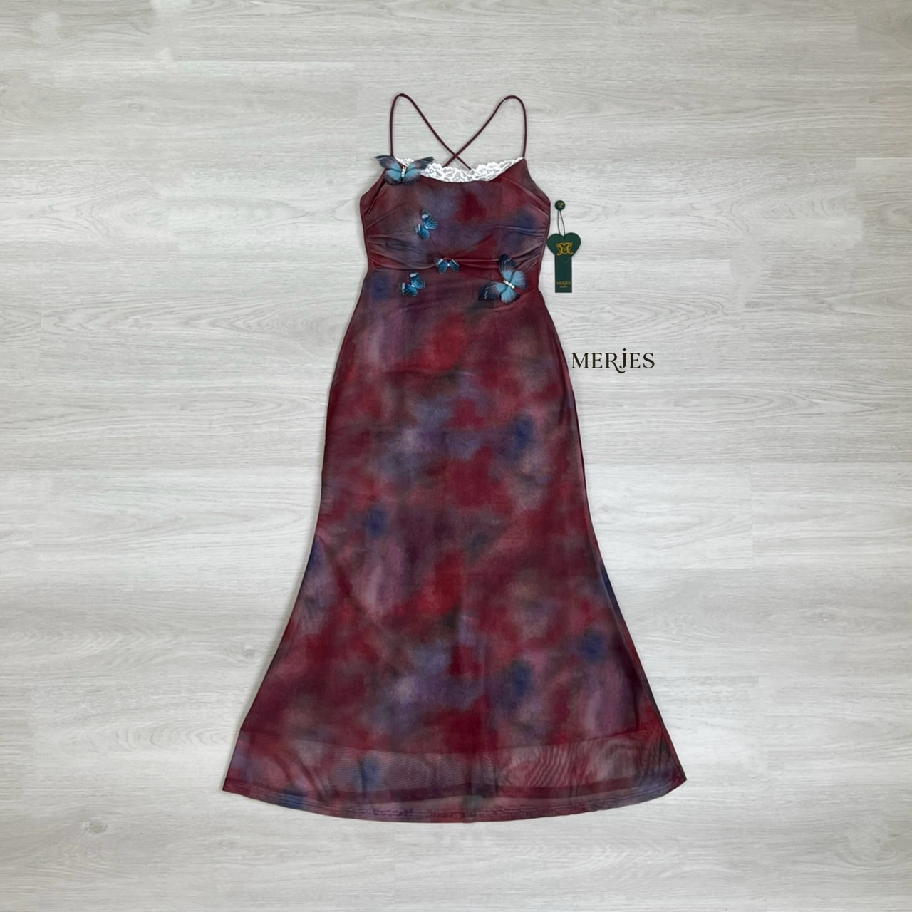 เดรสยาวสายเดี่ยวผ้านิ่มพิมพ์ลายสีโทนน้ำตาลแต่งผีเสื้อสีฟ้าน่ารักทรงเดรสเข้ารูปปลายบานทรงเรียบเก๋ผู้ดีน่ารักด้านหลังเป็นสายไขว้ปรับได้อกมรีฟองน้ำเสริมงานมีซับในใส่ออกมาแล้วทรงสวยมากๆคะเก็บไว้ใส่ไปเที่ยวทะเลหรือวิวธรรมชาติสวยมากๆคะ 𝐌𝐄ᵁ