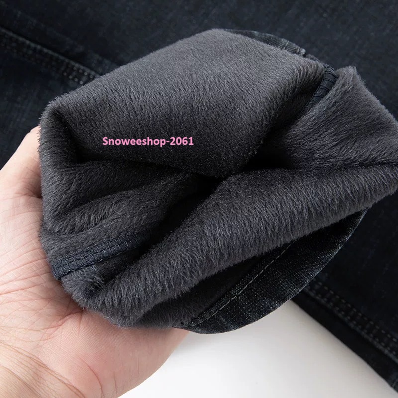 กางเกงกันหนาวคนอ้วนใส่ได้ทั้งผู้ชายและผู้หญิง Big Size มีเอว 36–54 หนาวติดลบก็ไม่หวั่น กางเกงยีนส์กันหนาวบุกำมะหยี่หนาพิเศษ อุ่นนุ่มใส่สบาย ไม่โป๊ะ แมทช์ง่ายกับทุกลุค มีทั้งทรงตรง / ทรงหลวม ใส่ได้ทั้งผู้ชาย & ผู้หญิง 2 สี : ยีนส์คลาสสิก / ดำเท่เรียบหรู หน