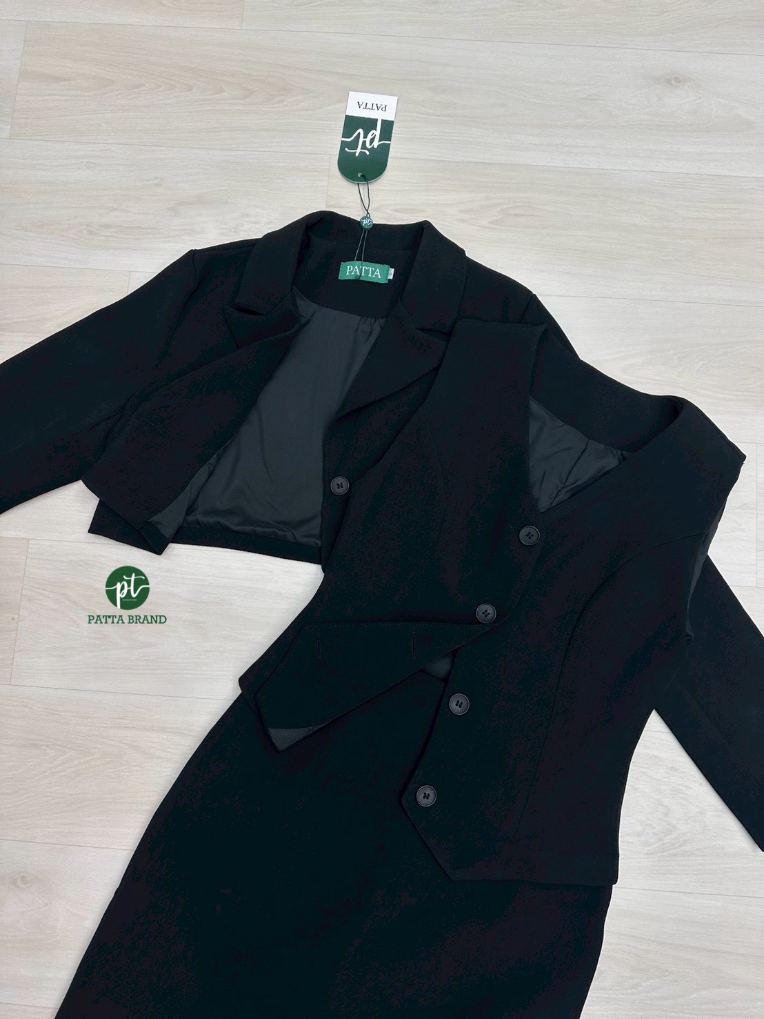 เซต3ชิ้น สีดำ เสื้อคลุมแขนยาวตัวสั้นมีกระดุมหน้า มาคู่กับเสื้อแขนกุดตัวในมีกระดุมหน้าเรียงยาว ดีไซน์สวย คุ้มสุดๆ มาพร้อมกับกระโปรงยาวทรงสอบ และดีเทลผ่าหลังดีไซน์สวย (มีซิปหลัง) เย็บซับในอย่างดี ทรงสวยแพทเทิร์นเป๊ะมาก