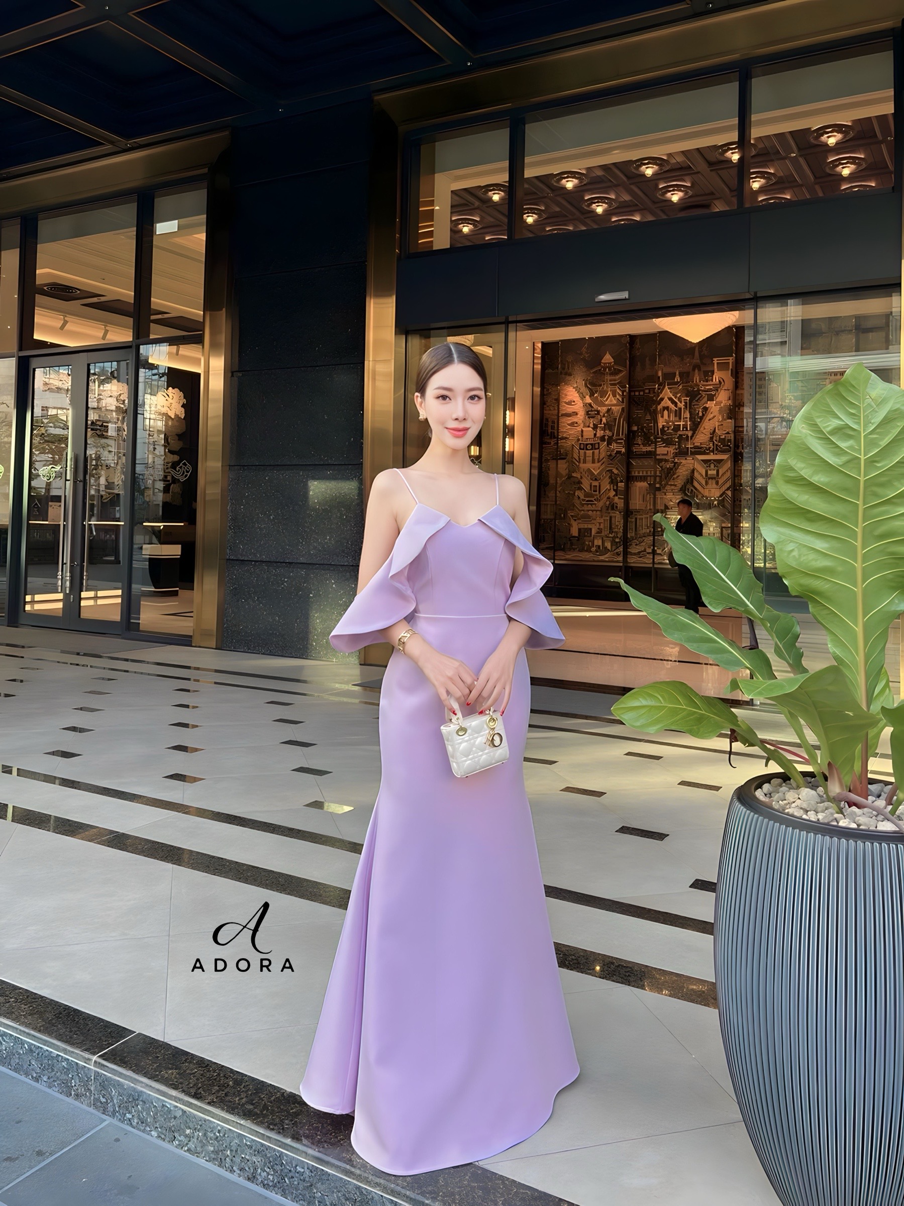 เดรสยาวดีไซน์สายเดี่ยว แต่งระบายช่วงแขน ตัวเดรสใช้ผ้าเนื้อผ้าเกรดพรีเมี่ยมทั้งชุด ดีไซน์กระโปรงทรงหางปลา งานมีซับใน ซิปหลัง ลุคนี้ตอบโจทย์สาวๆที่ชอบความเรียบหรูดูโก้