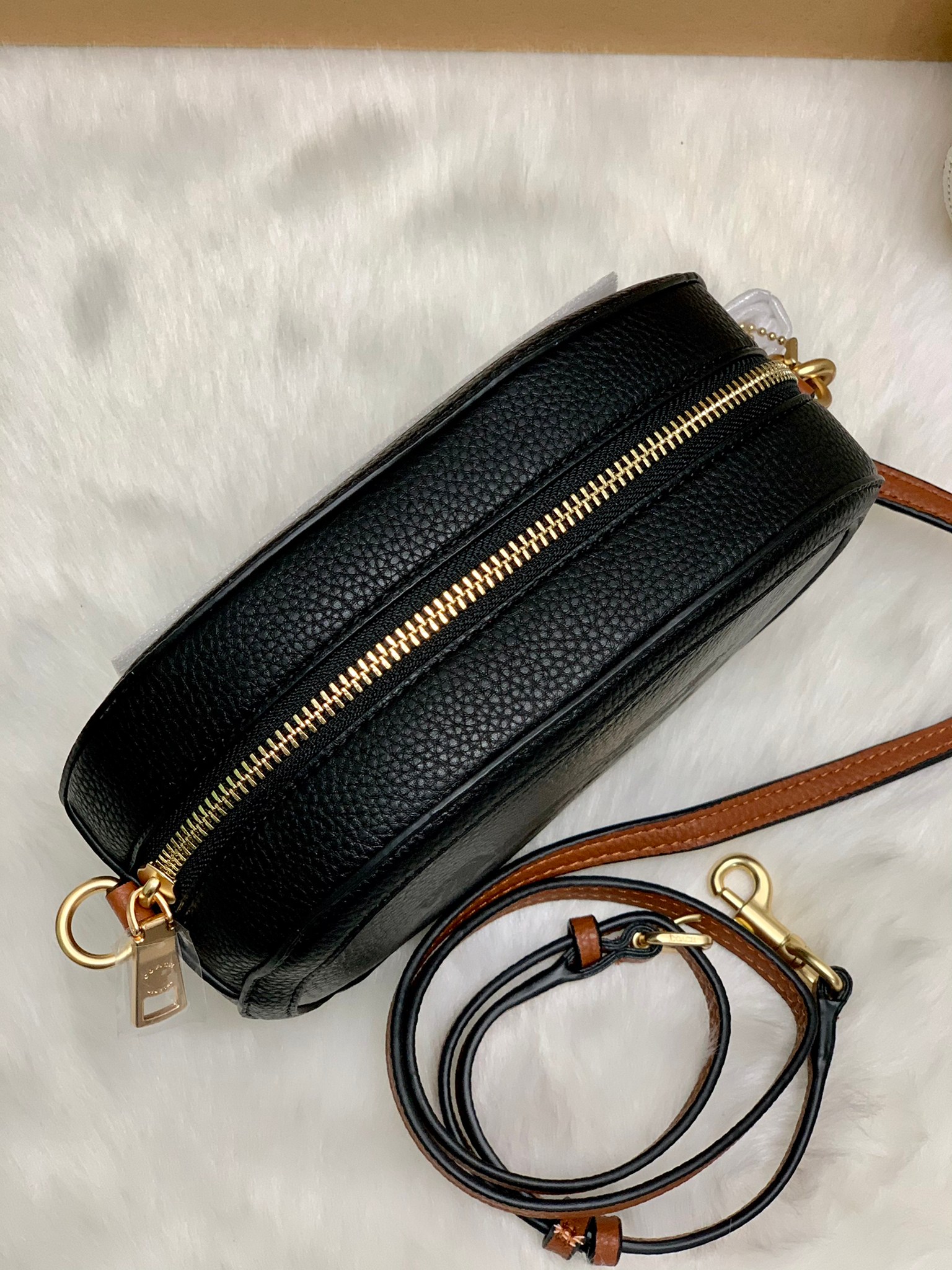 กระเป๋าสะพายไฮโซน่ารักเก๋ๆ ทรงกล่องกลมแบรนด์เนมโค้ชสีดำแดง COACH Camera Bag In Colorblock ((C4056//C4156))