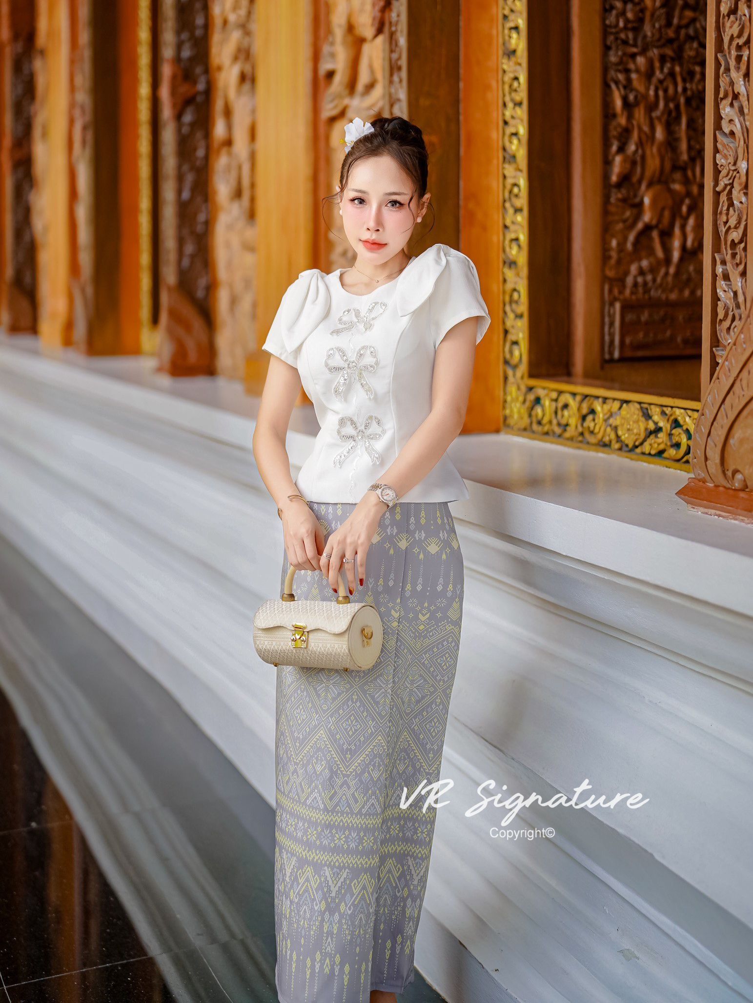Set เสื้อแขนสั้นแต่งโบว์ ด้านหน้าแต่งโบว์ปักเลื่อมเรียงสวยมากค่ะ มีฟองน้ำจัดทรงให้ด้วยค่ะ ชายเสื้อบานเล็กน้อย แมทช์กับกระโปรงยาวทรงพับจีบทบด้านข้าง เนื้อผ้าพิมพ์ลายไทย มี texture สวยมากค่ะ มีซับใน สามารถใส่แยกกับชุดอื่นได้อีกเยอะเลยค่ะ ต้องจัดนะค่