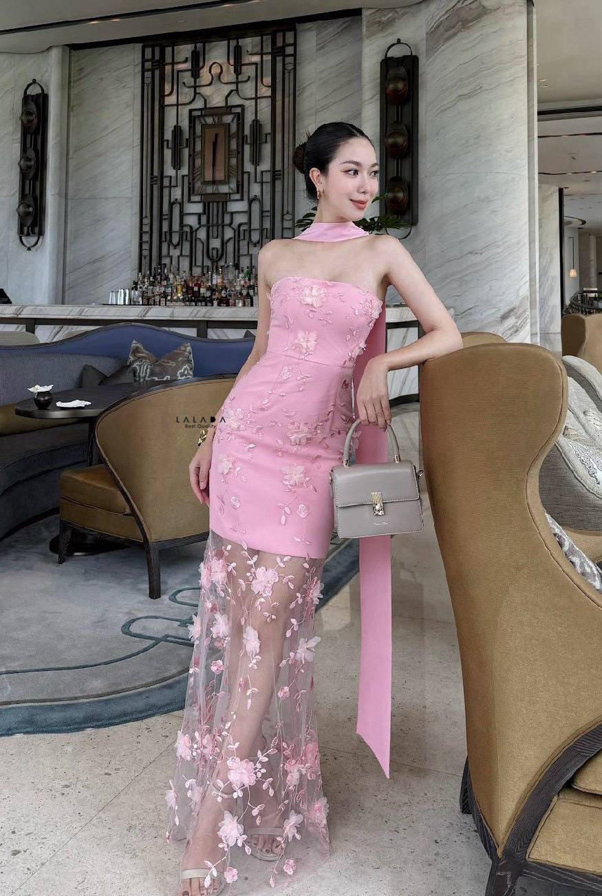 เดรสออกงานพร้อมส่งค่ะ ดีเทลเกาะอกผ้า2 ชั้นตัวในเป็นเกาะอก ด้านนอกแต่งผ้าลูกไม้ 3d สวยหรูแบบไม่ซ้ำใครงานซิปหลัง+ โชคเกอร์ที่คอ อกเสริมฟองน้ำ ตัดเย็บอย่างดีค่ะ#ชุดถ่ายรูป#งานตามหา#งานป้าย #ชุดงานแต่ง #ชุดออกงาน #ชุดไปงาน#เดรสชมพู#ชุดไปทะเล #ชุดออกงาน