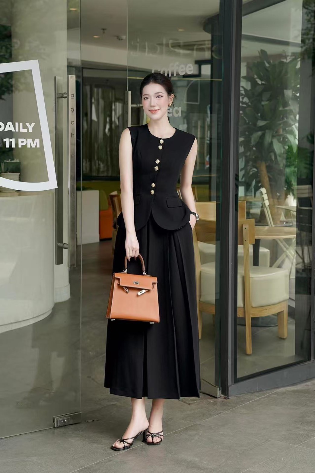 Set 2 ชิ้น เสื้อแขนกุดสีดำคอกลม ดีเทลแต่งกระดุมอะไหล่ทองด้านหน้าดีไซน์สุดเก๋ มีกระเป๋าหน้าทั้ง2ข้าง อกเสริมฟองน้ำให้ทรงสวย แมทส์กับกระโปรงยาวสีดำจับจีบพริ้วผ้าเนื้อนิ่ม มีกระเป๋าข้าง มีชับในและซิปหลังซ่อน ใส่คู่กันคือสวย ลัคชู สุดๆ บอกเลยลุคนี้ห้ามพลาด