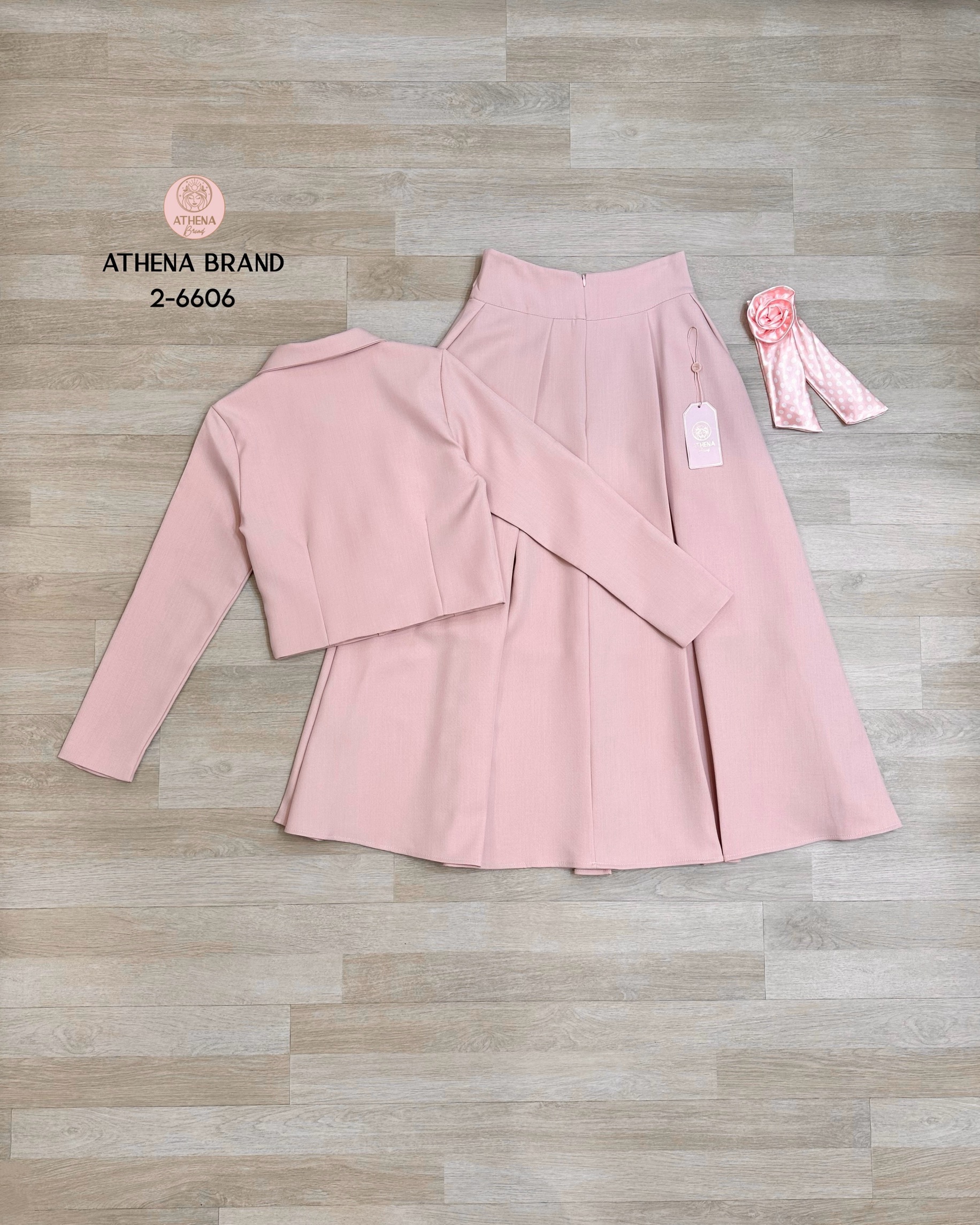 Tag 🔖 :Athena (อธีน่า) Brand Detail :: เสื้อ+กระโปรง+เข็มกลัดดอกไม้ Set 3 ชิ้น เสื้อสูทแขนยาวคอปกดีไซน์ด้านหน้าแต่งกระดุมเรียงสามารถแกะใช้งานได้จริง ตกแต่งเข็มกลัดดอกไม้(สามารถถอดออกได้)ช่วงไหล่เสริมฟองน้ำให้ดูสง่า แมตช์มาคู่กับกระโปรง มีกระเป๋าใช