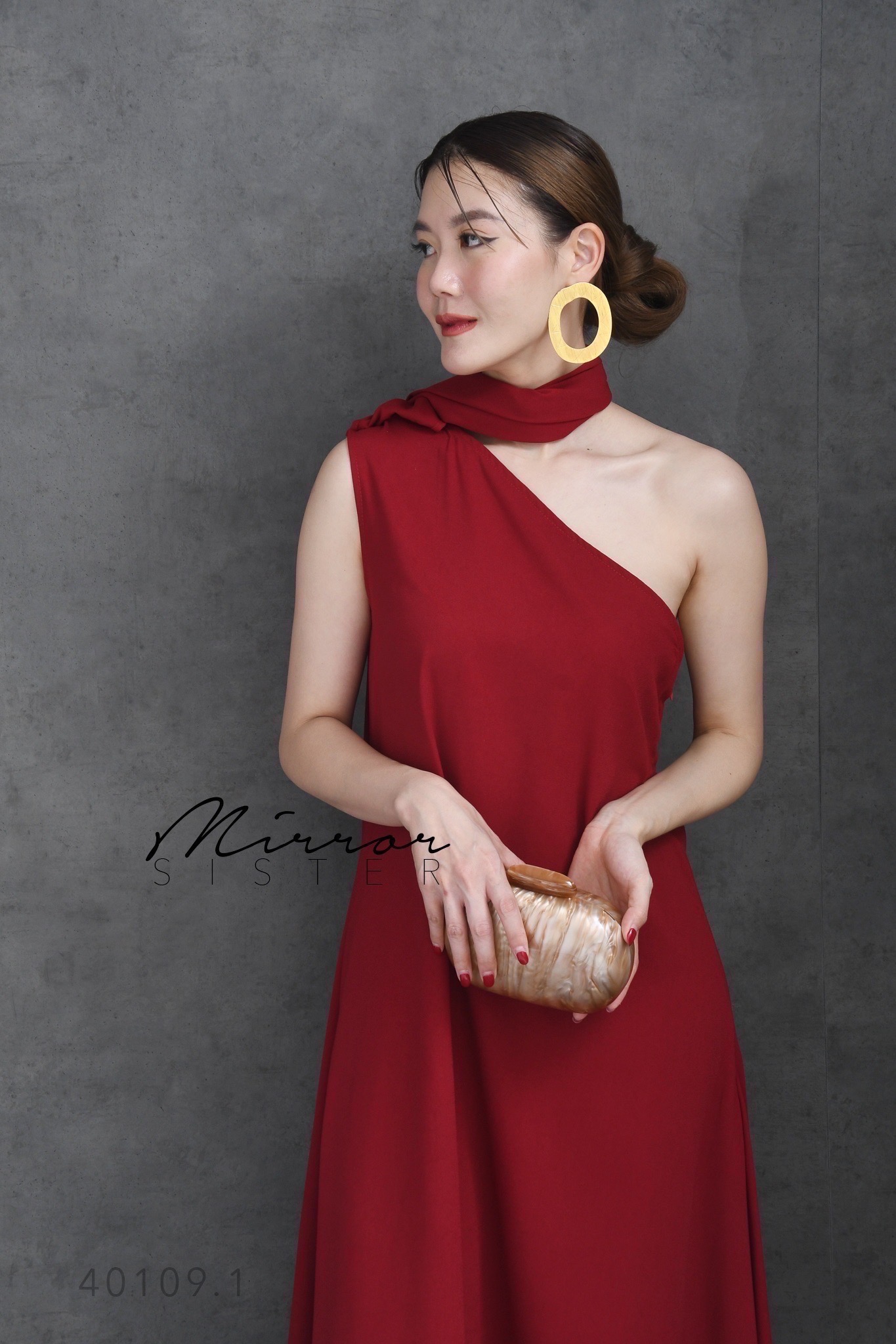 MiRRoRSiSTER's LaPLeX MaXiDReSS•• แมกซี่เดรสแขนกุดไหล่เดียว แพทเทรินทรงสวยมากทรงAปล่อยยาว มีดีเทลหางยาวสามารถนำมาพันที่คอหรือจะปล่อยไปด้านหลังก็สวยเก๋ ช่วงไหล่แต่งกระดุมมุกสีทอง เนื้อผ้าดีทิ้งตัว ใส่สวยหรูให้ความลัคชูว์แน่นอน
