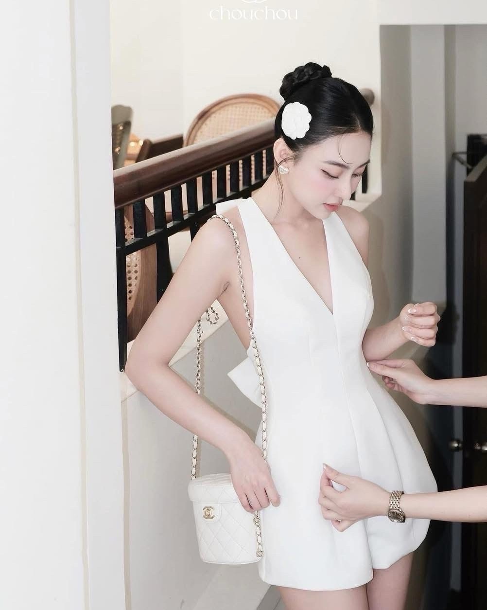ชุดดำขาสั้นสีขาวสไตล์ลุคคุณหนูเรียบหรู แต่ง detail โบว์ด้านหลัง รุ่นนี้หน้าอกเสริมฟองน้ำเป็นงานซิปกระดุมแกะที่คอได้ใครชอบสไตล์แบบสาวเรียบหรูลูกคุณหนูรีบสั่งเลยค่ะ
