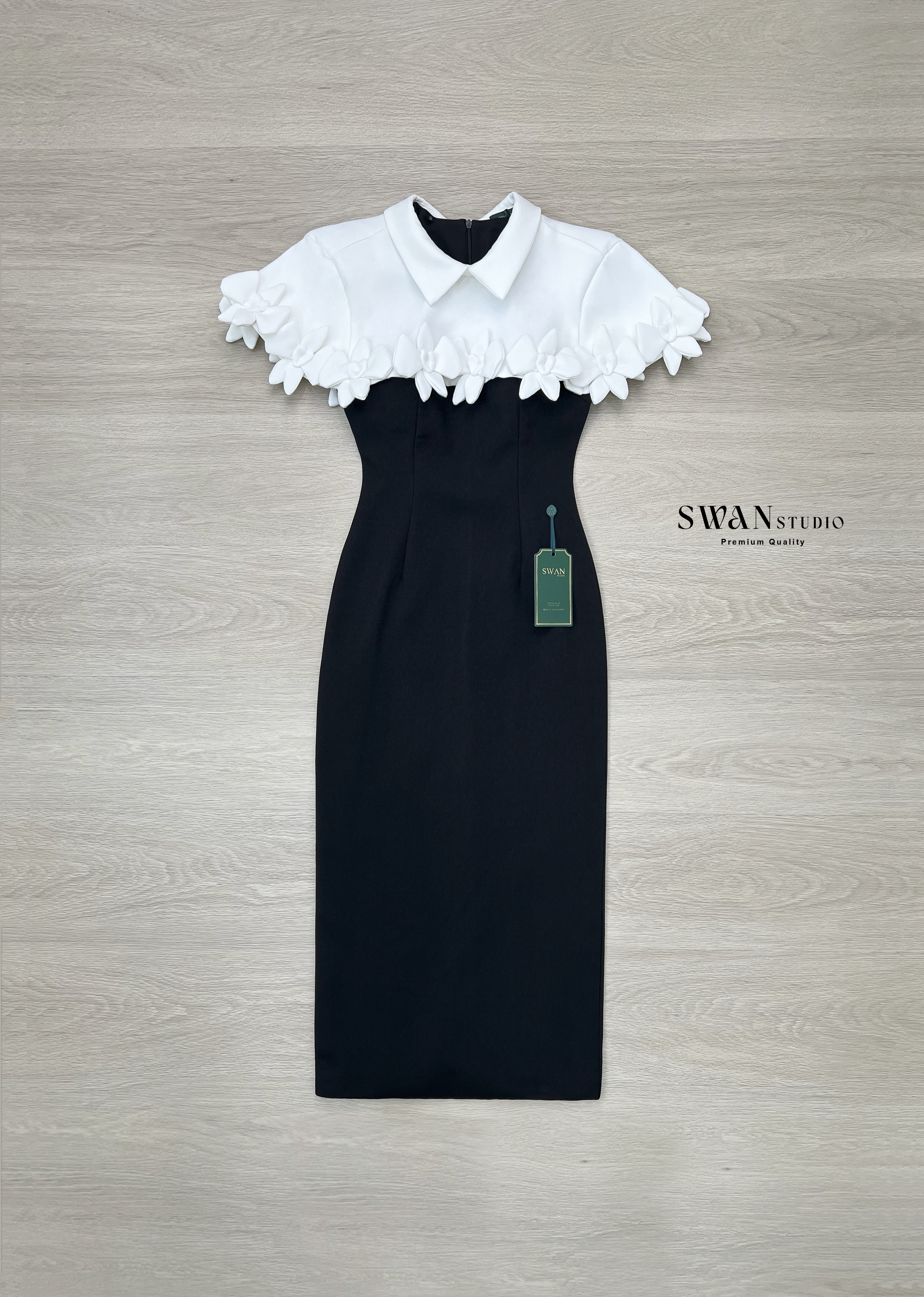 Set 2 ชิ้นสุดหรู เสื้อคลุม+เดรส เสื้อคลุมสีขาวดีเทลกลีบดอกไม้เรียงซ้อน เพิ่มมิติและความหวานอย่างมีระดับ แมตช์กับเดรสดำเข้ารูปทรงเรียบหรู เผยลุคผู้หญิงมีคลาส ดูแพงและสง่างามทุกองศา