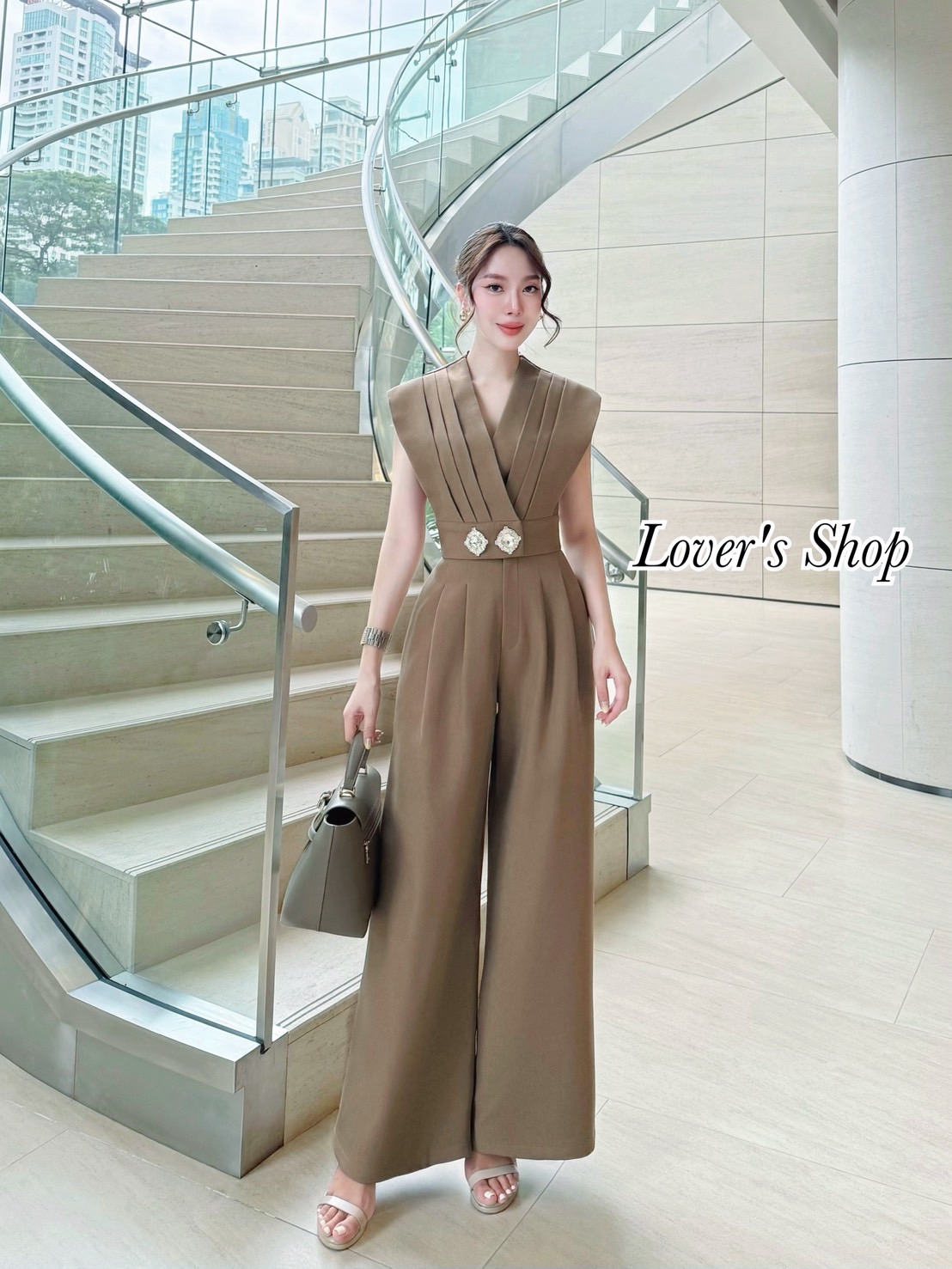 Teg : Lover’s Shop Detail : Set.2ชิ้น ลุคเรียบหรูดูผู้ดี เซ็ทนี้โดเด่นที่ตัวเสื้อ แต่งกระดุมเพชร เย็บจับจีบ สวยหรู ตัวเสื้อเป็นงานกระดุมซ้อนด้านหน้า(อยู่ด้านในตรงเพชร) กระดุมเพชรสามารถเอาออกได้นะคะ ช่วงอกมีกระดุมซ้อน งานมีซับในอย่างดีค่ะ
