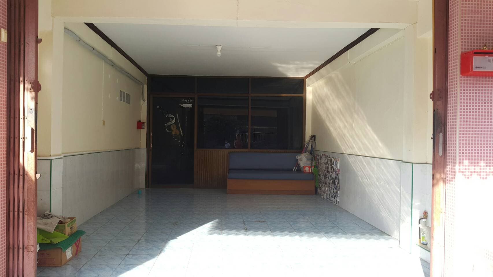 ขายบ้านทาวน์เฮาส์ 3 ห้องนอน 3 ห้องน้ำที่จอดรถพร้อมเข้าอยู่ ถ.นิพัทธ์สงเคราะห์ 3 ใกล้ห้างบิ๊กซีคลองแห 1.3 กม. ใกล้แหล่งงานเดินทางสะดวก อ.หาดใหญ่ จ.สงขลา