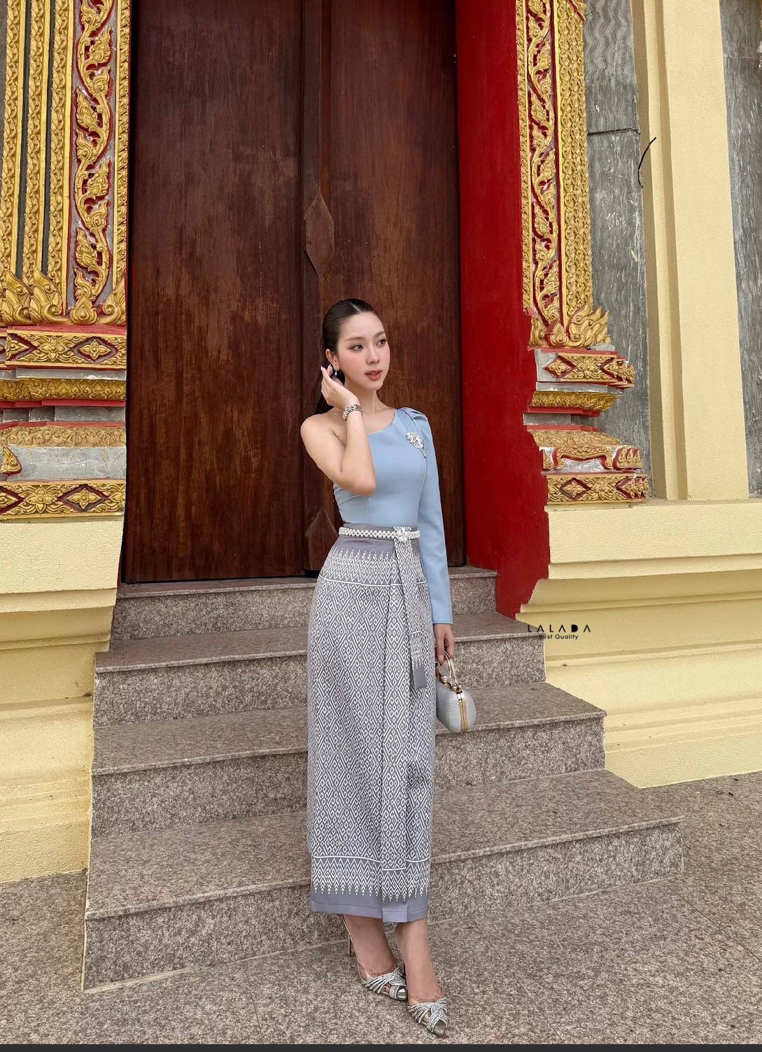 set 2 ชิ้นเสื้อปาดไหล่สีโทนฟ้า(ไม่มีฟองน้ำ)มีซิปหลัง ตัดเย็บอย่างดีมีซับใน +เข็มกลัด+ กระโปรงผ้าถุงสำเร็จเป็นผ้าพิมพ์ลาย พร้อมด้วยเข็มขัดลูกปัด(เข็มขัดยืดได้ กระโปรงซิปหลัง สวยหรู สวยแพง