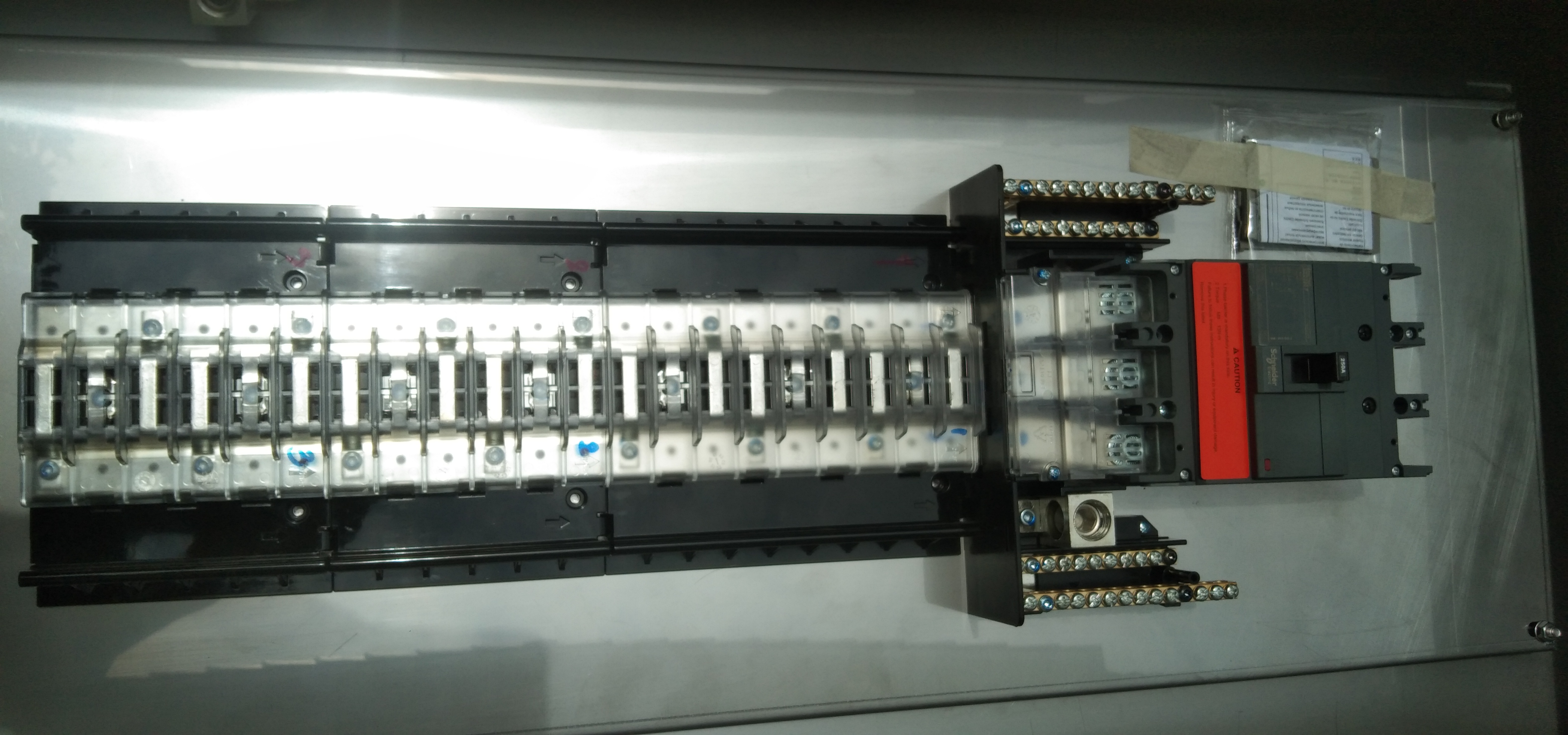 LOAD CENTER 250A ตู้สแตนเลส 304 มีหลังคาสโลป W450xH1050xD152mm. (42ช่อง)