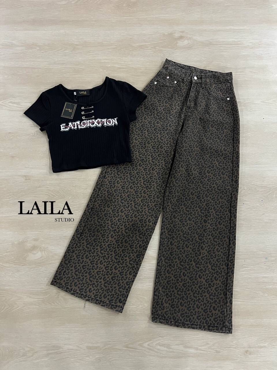 Tag: LAILA Detail: new!! Set เสื้อ+กางเกง เสื้อครอปทรงแขนสั้นมาในโทนสีดำงานผ้ายืดหยุ่นเข้ารูปสวย ช่วงอกแต่งสกีนลายพร้อมเข็มกลัดแต่งเก๋ๆ มาพร้อมกางเกงยีนส์ทรงปล่อยๆแต่งอะไหล่กระดุมสีเงิน มาในลายเสือดาวสุดเก๋🐆 งานผ้าสวยแต่งกระเป๋าสองข้าง ลุคนี้แมชกั