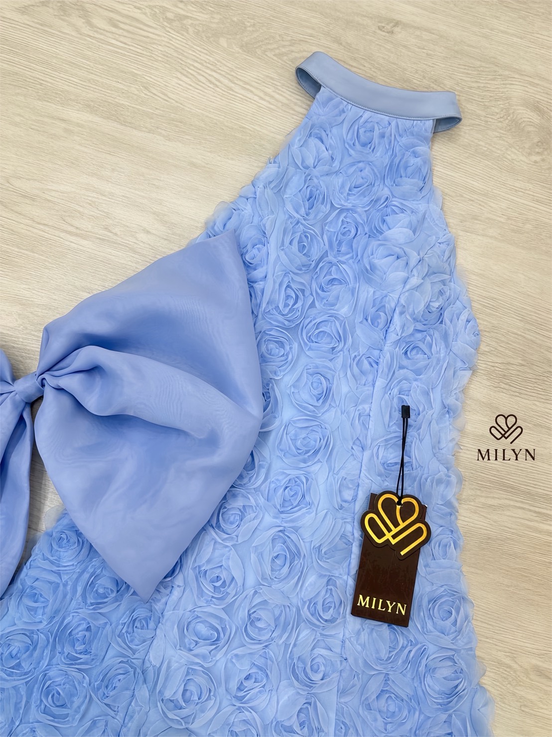 มินิเดรสแต่งดอกกุหลาบทั้งตัว ดีเทลเนื้อผ้าแบบ 3D ทำให้ชุดดูโดดเด่นมากขึ้น คอฮัลเตอร์ช่วยเสริมลุคให้ดูเพรียวและหรูขึ้นไปอีกขั้น ด้านหลังเปิดหลังสวย พร้อมโบว์ใหญ่สุดละมุนเป็นไฮไลต์ของชุด ใ
