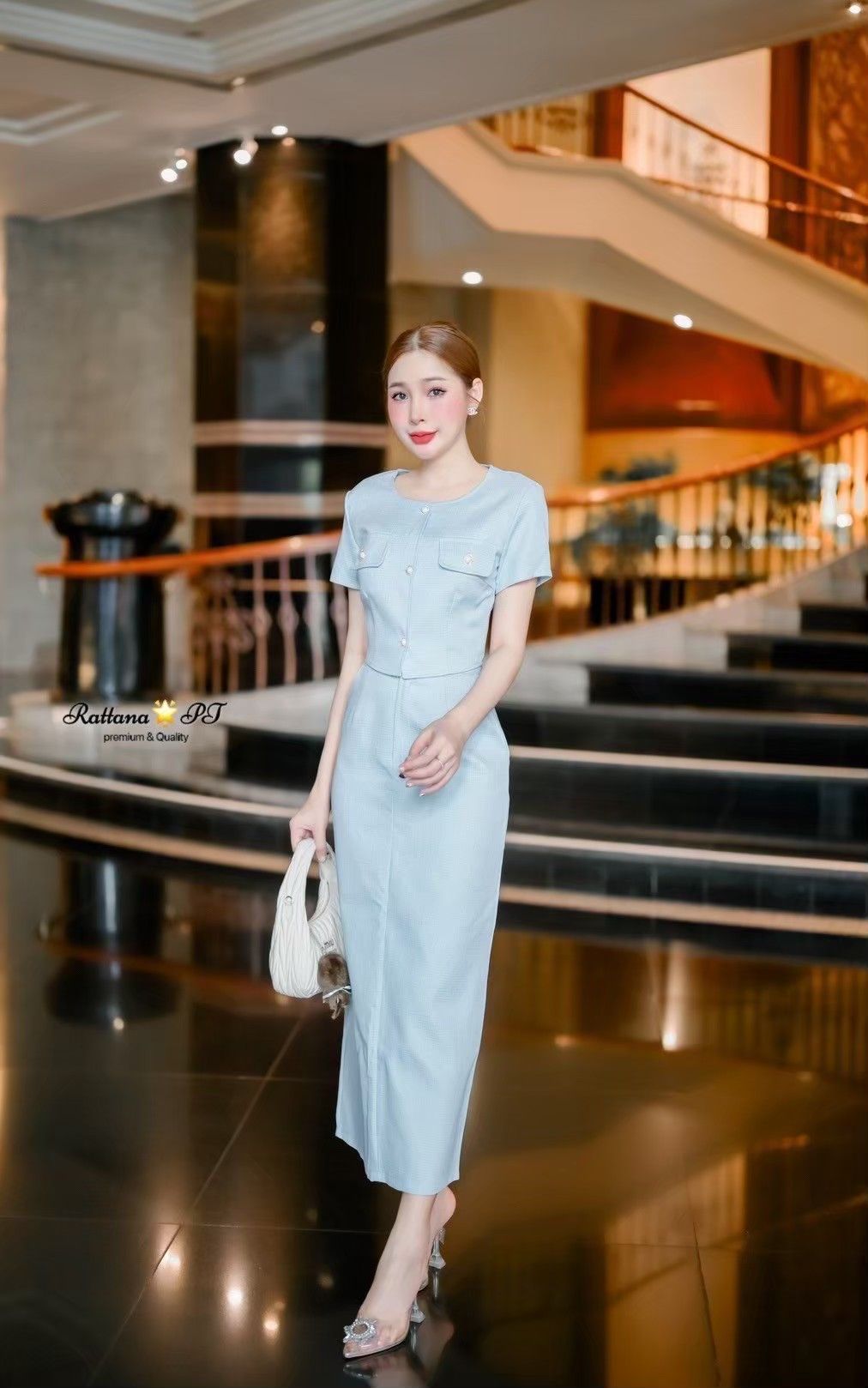 เซตสีฟ้าสวยหรูดูแพง เนื้อผ้าดีมาก ชุดมีซับใน มีซิบด้านหลัง ดีเทลแต่งกระดุมที่เสื้อสวยมาก ใส่คู่กับกระโปรงยาวดูดีมาก ใส่วันแม่ ออกงานแต่ง ปาตี้กับเพื่อน