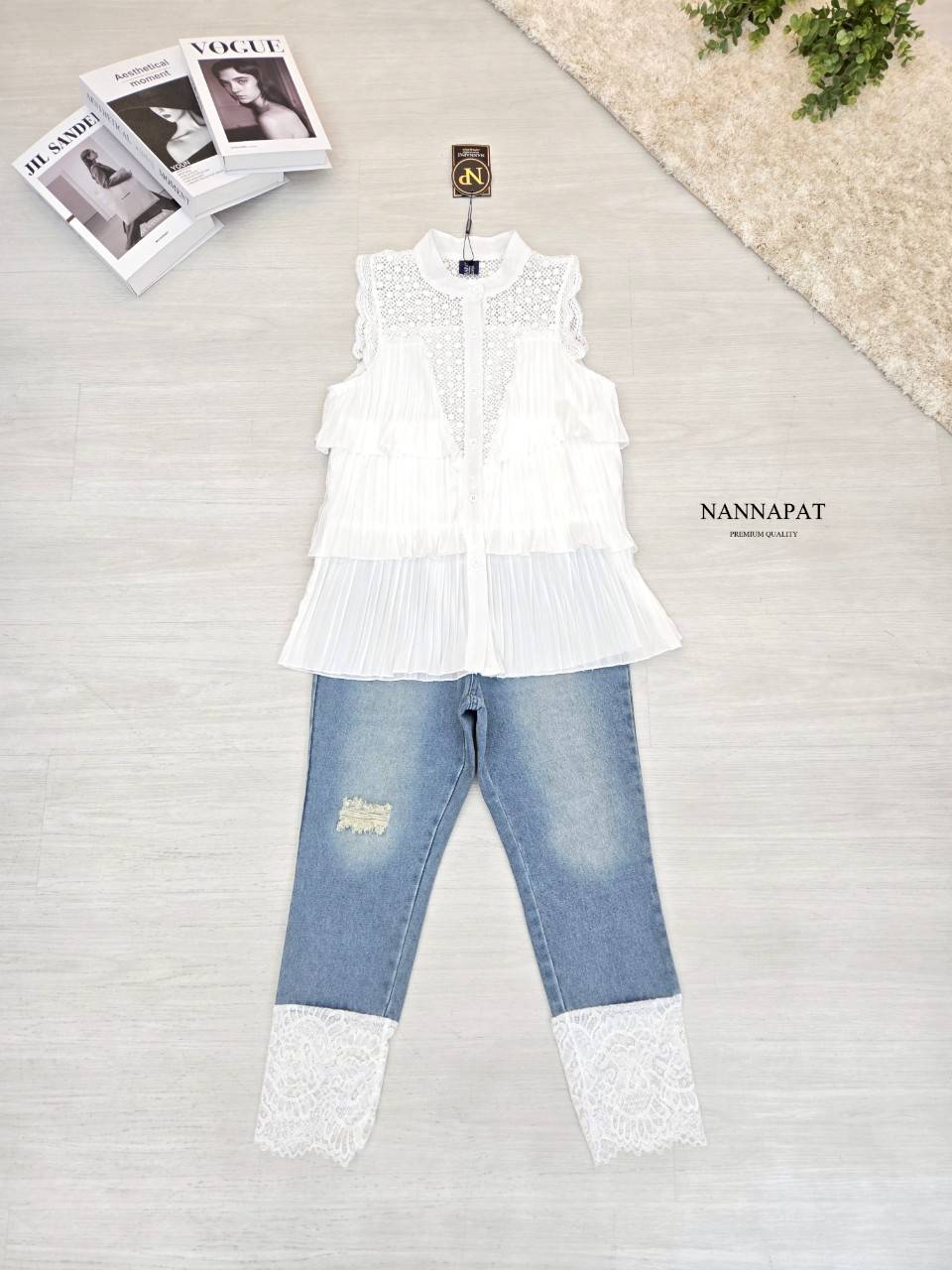 ชุดเซท TAG :: NANNAPAT (NP) 🎗️เนื้อผ้าต้องดี 👍 ♡DETAILS♡ ชุดเสื้อผ้าอัดพรีทตัดต่อด้วยลูกไม้ +กางเกงยีนส์แท้ 7 ส่วน ฟอกซีด